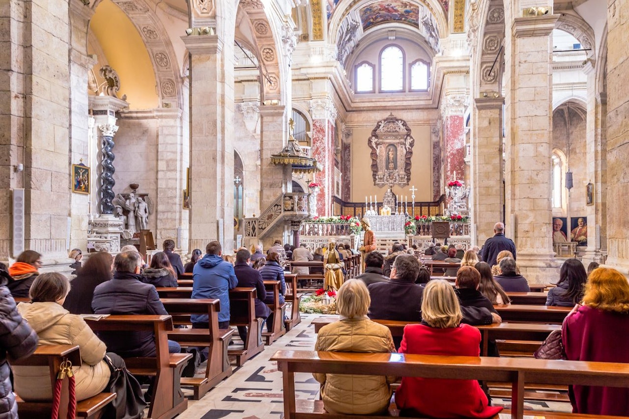 Mann applaudiert bei Gottesdienst und pinkelt in Kirche – Welt | heute.at