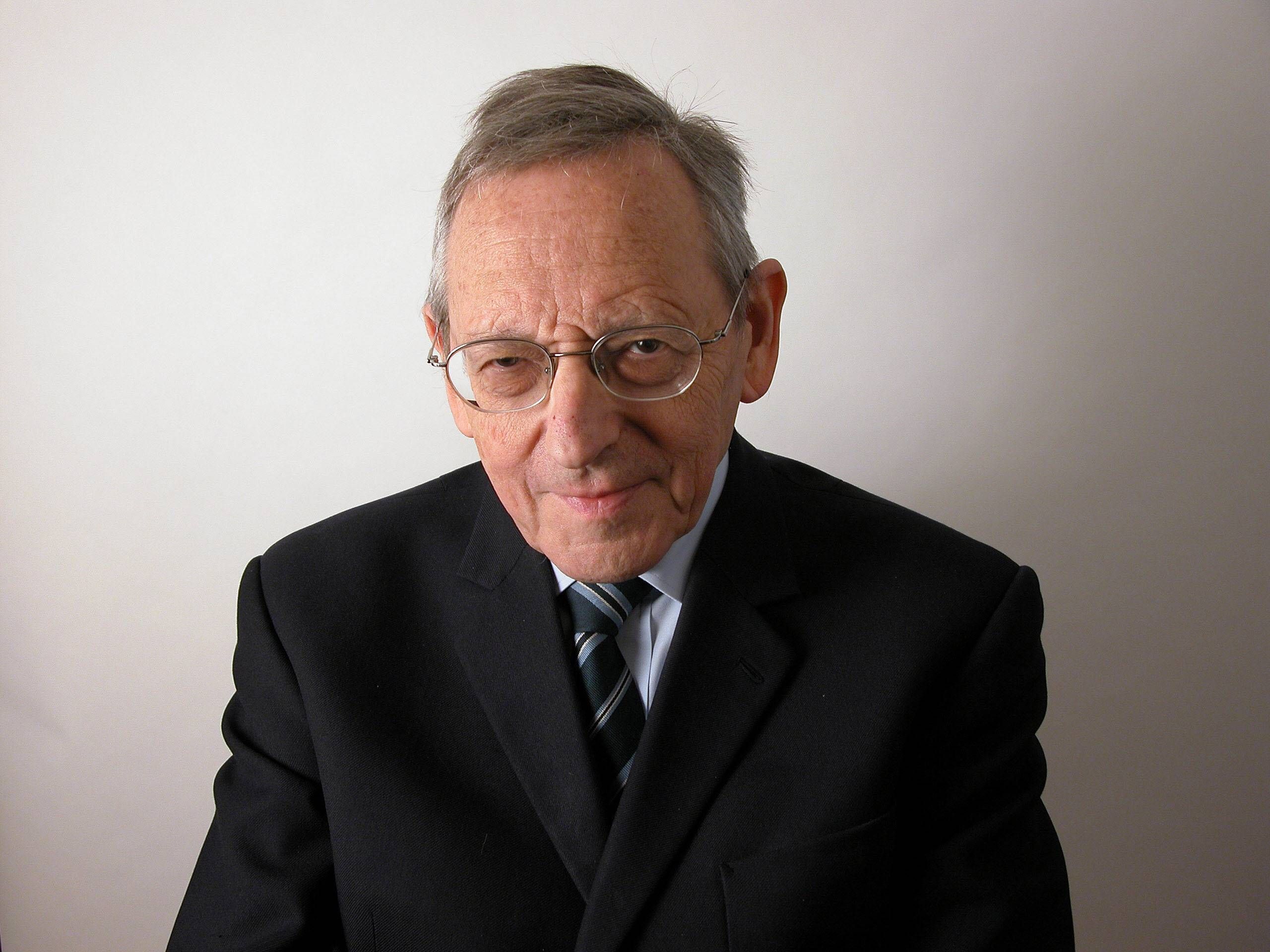 Portrait de Francois Gros biologiste francais - Portrait of french biologist Francois Gros - 2002 !AUFNAHMEDATUM GESCHÄTZT! PUBLICATIONxINxGERxSUIxAUTxHUNxONLY PALL0858  Portrait de François Gros  Francais Portrait of French  François Gros 2002 date estimated PUBLICATIONxINxGERxSUIxAUTxHUNxONLY PALL0858