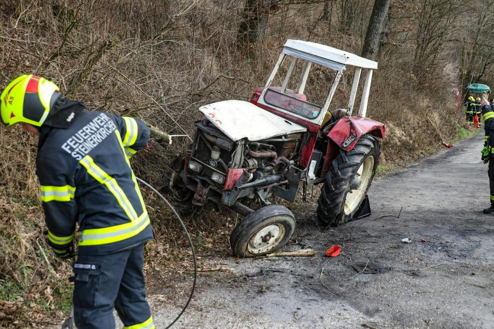 Der Traktor wurde von der Feuerwehr geborgen<br>