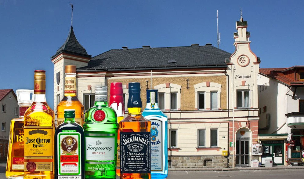 Symbolbild von Spirituosen und dem Rathaus in St. Veit.