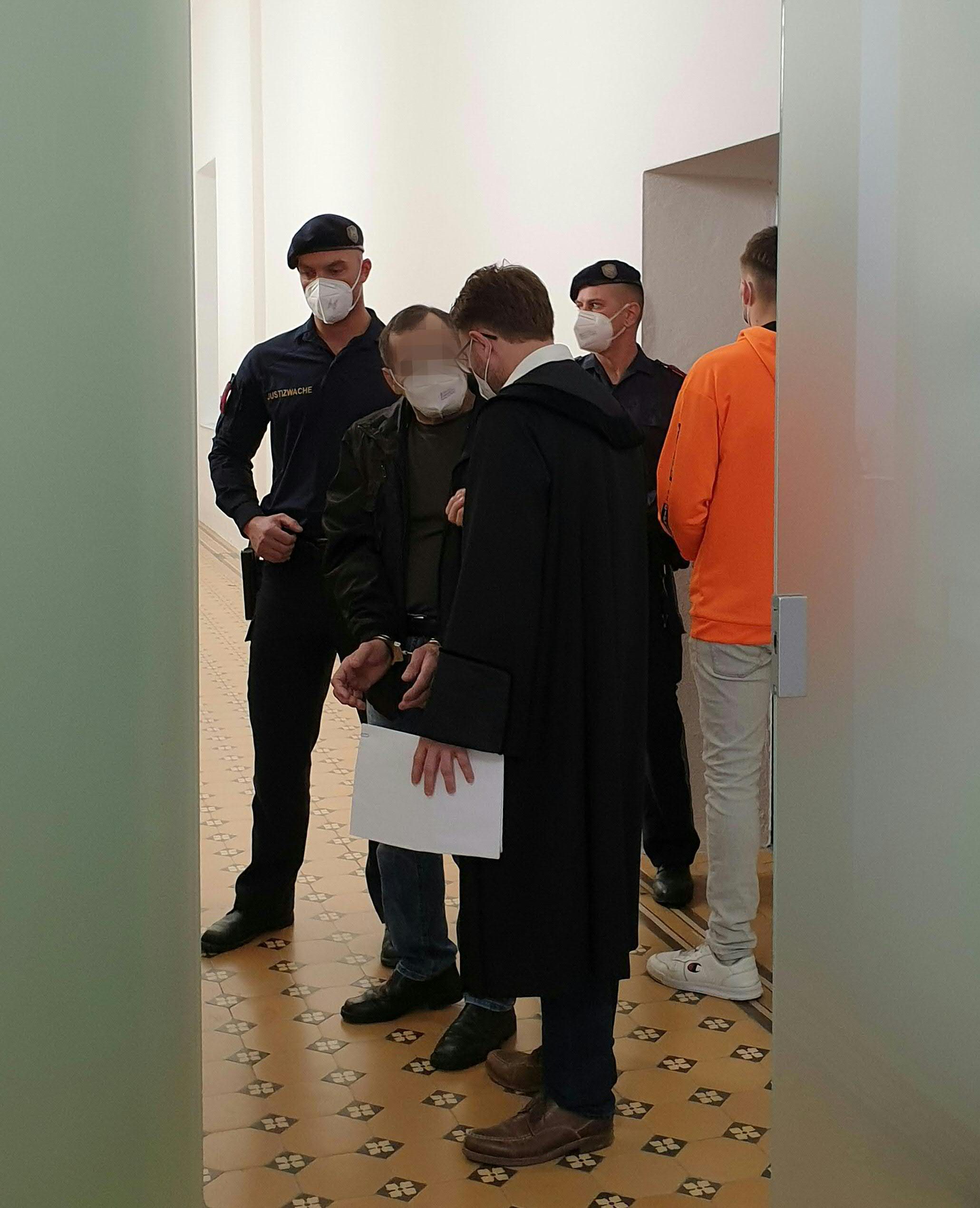 Der Angeklagte und sein Verteidiger vor Prozessbeginn.