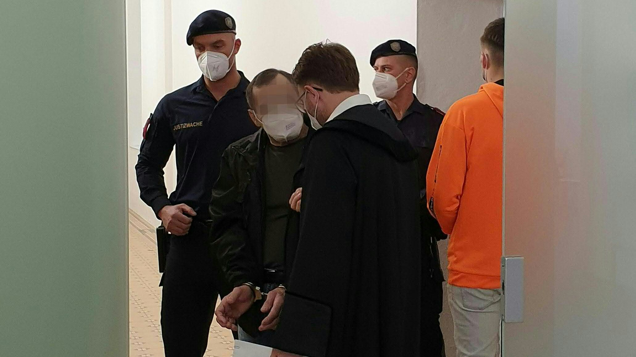 Der Angeklagte und sein Verteidiger vor Prozessbeginn.