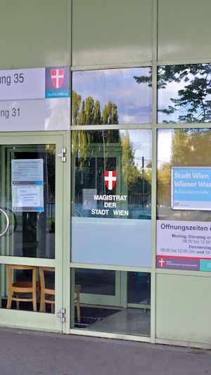 Behördenchaos bei der MA35: Eine Mutter wartet 6 Monate auf einen Infotermin zur Staatsbürgerschaft. Beschwerden über Wartezeiten steigen.