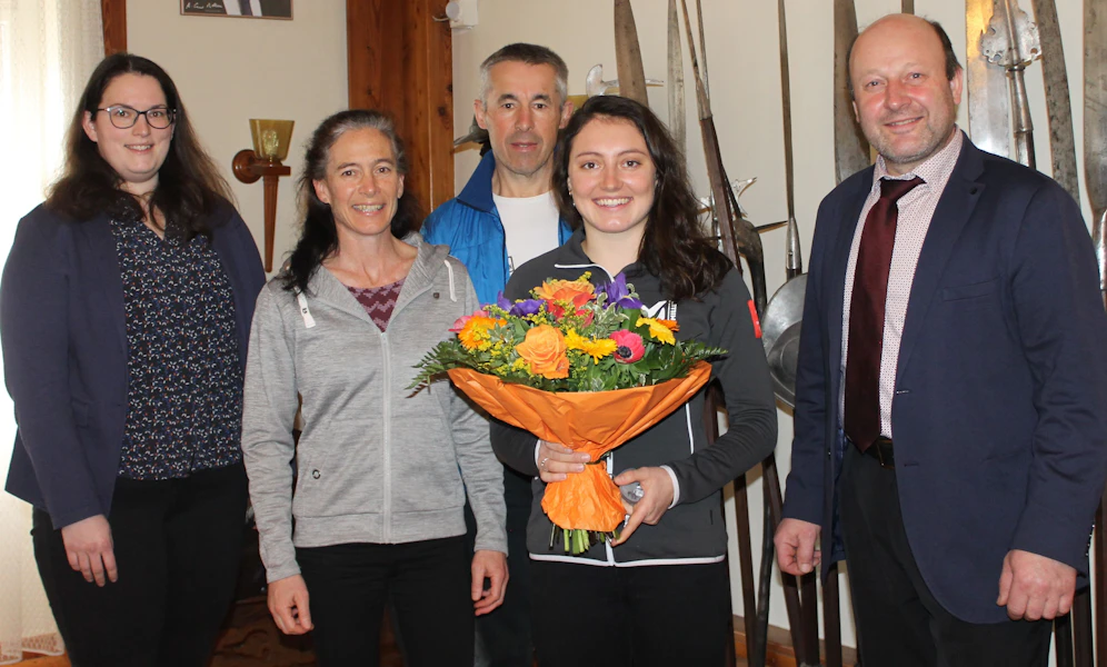 Zerkhold (mit Blumen) beim Empfang in Scheibbs mit Bürgermeister&nbsp;Franz Aigner (rechts).