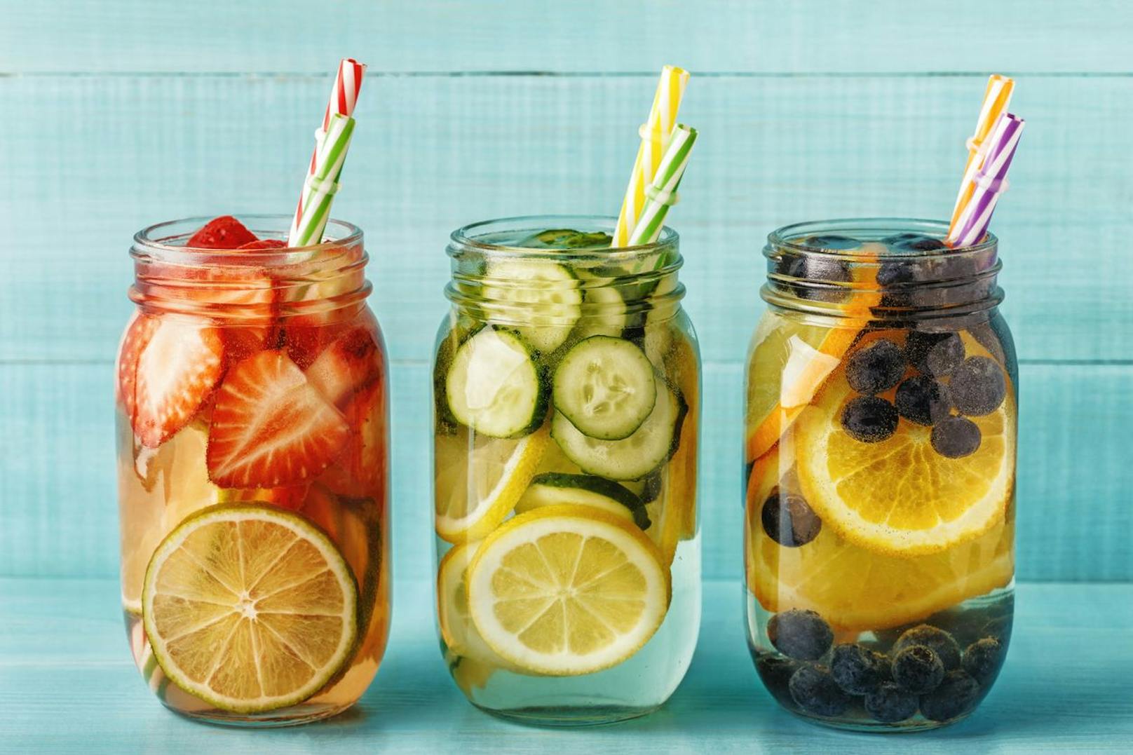 Ein Frucht-Punsch ist dir zu süß? Mache in diesem Fall deinen eigenen Infused-Water-Drink indem du deine überreifen Früchte in kaltem Wasser verweilen lässt. Mit der Hilfe von Zimtstangen oder Kräutern verpasst du dem Drink eine ganz besondere Note.