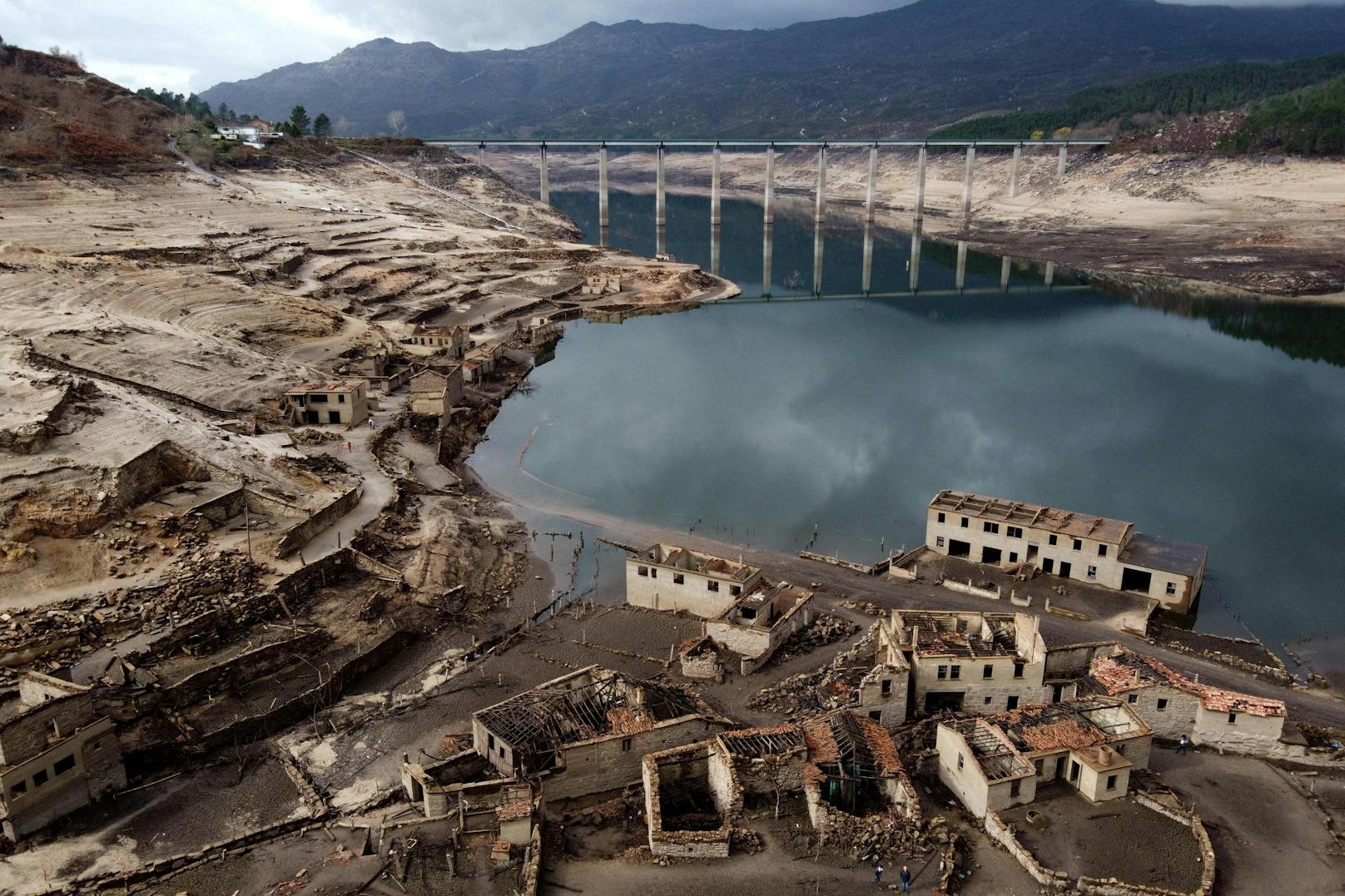 Dieses Foto zeigt eine Luftaufnahme der normalerweise überfluteten Ruinen des ehemaligen Dorfes Aceredo, die aufgrund des niedrigen Wasserstands vom Stausee Lindoso aus zu sehen sind.<br>