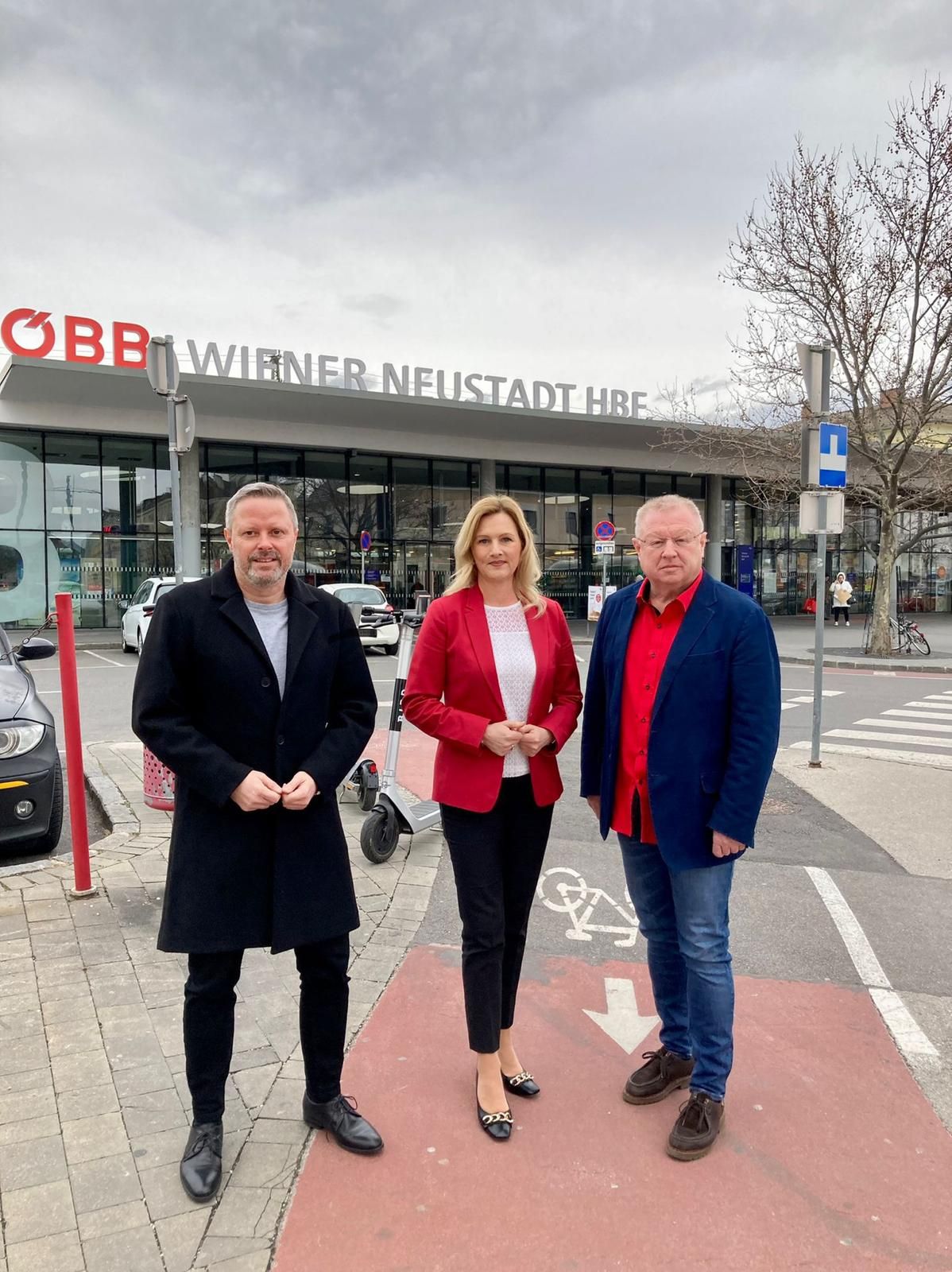 Rainer Spenger, Petra Vorderwinkler und Hermann Greylinger beim Bahnhof.