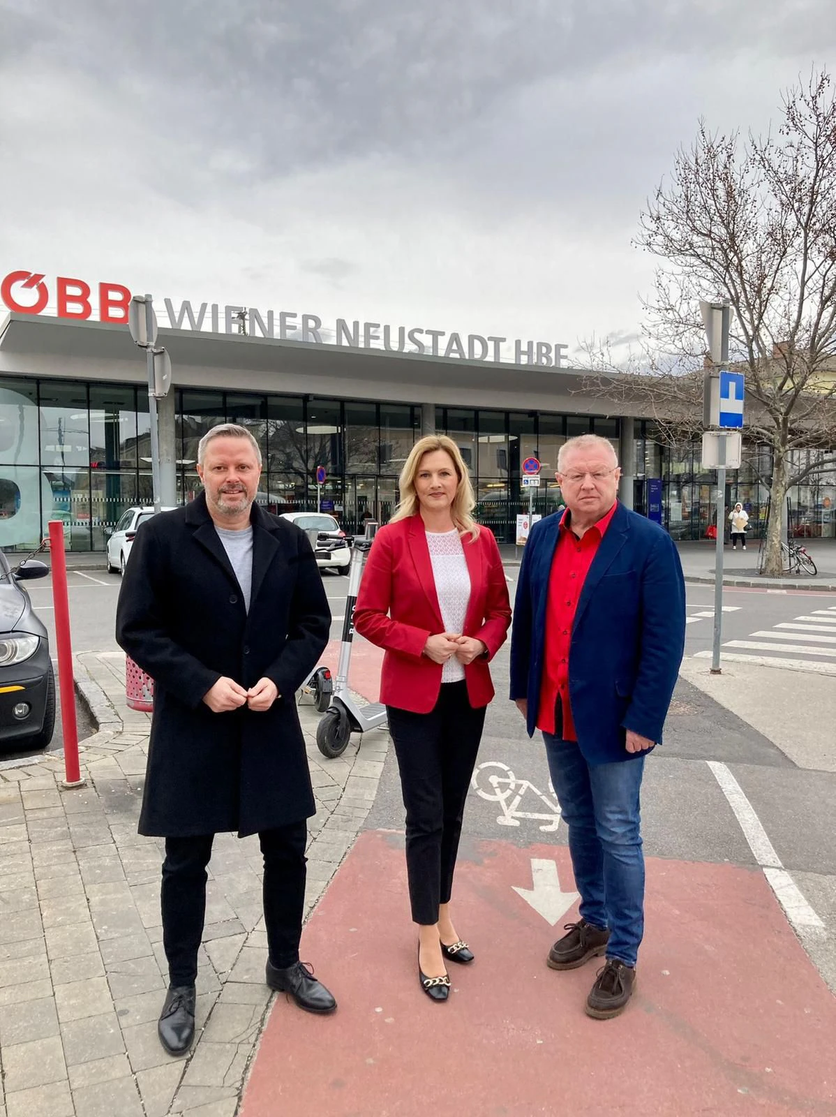 Rainer Spenger, Petra Vorderwinkler und Hermann Greylinger beim Bahnhof.