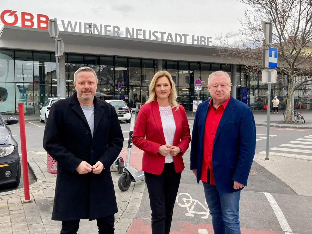 Rainer Spenger, Petra Vorderwinkler und Hermann Greylinger beim Bahnhof.