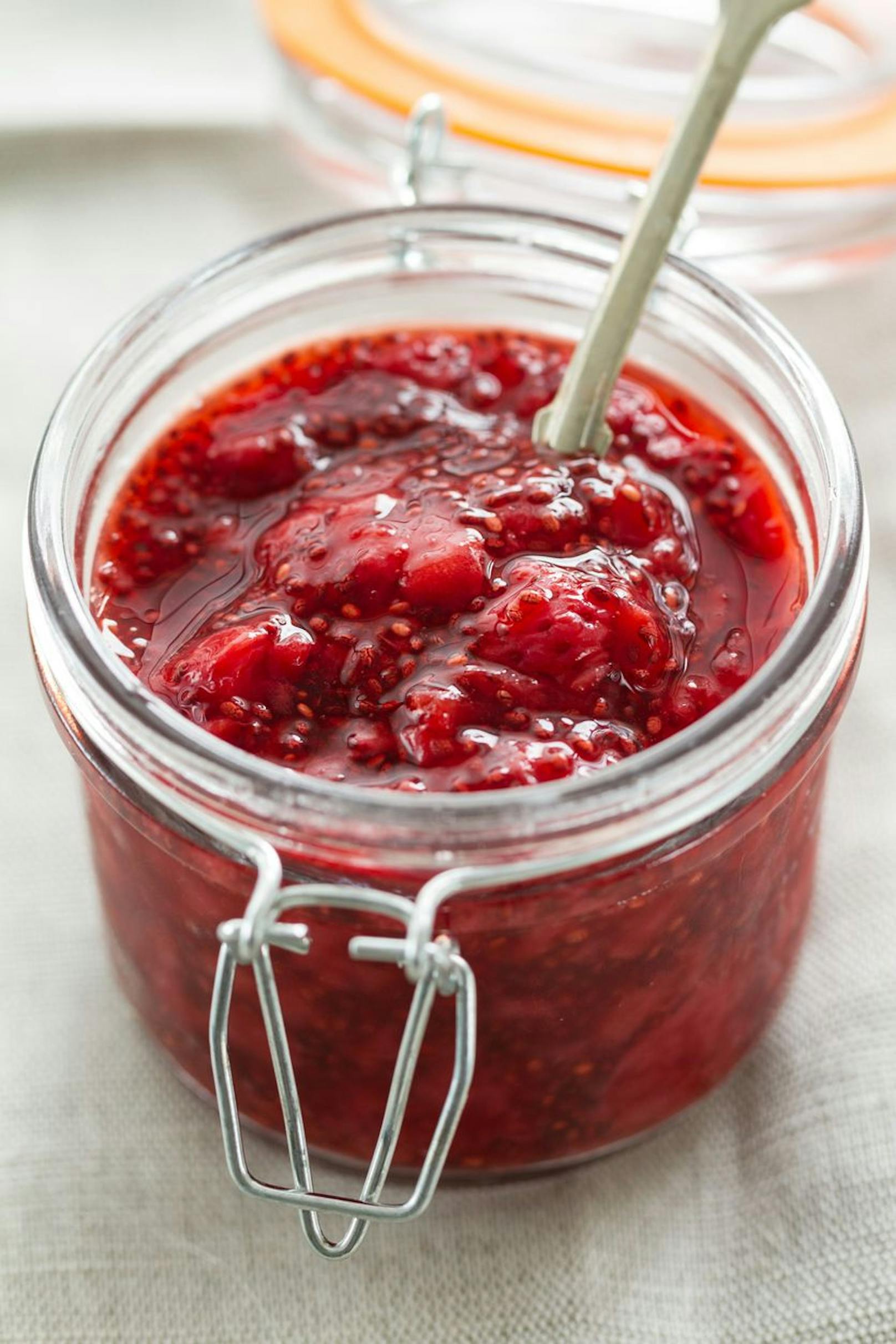 Eine leckere Marmelade ist genau das, was du auf deinem Frühstücksbrot oder in deinem Porridge brauchst. Mit Chia-Samen hast du den perfekten Gelee für dein tägliches Frühstück. 