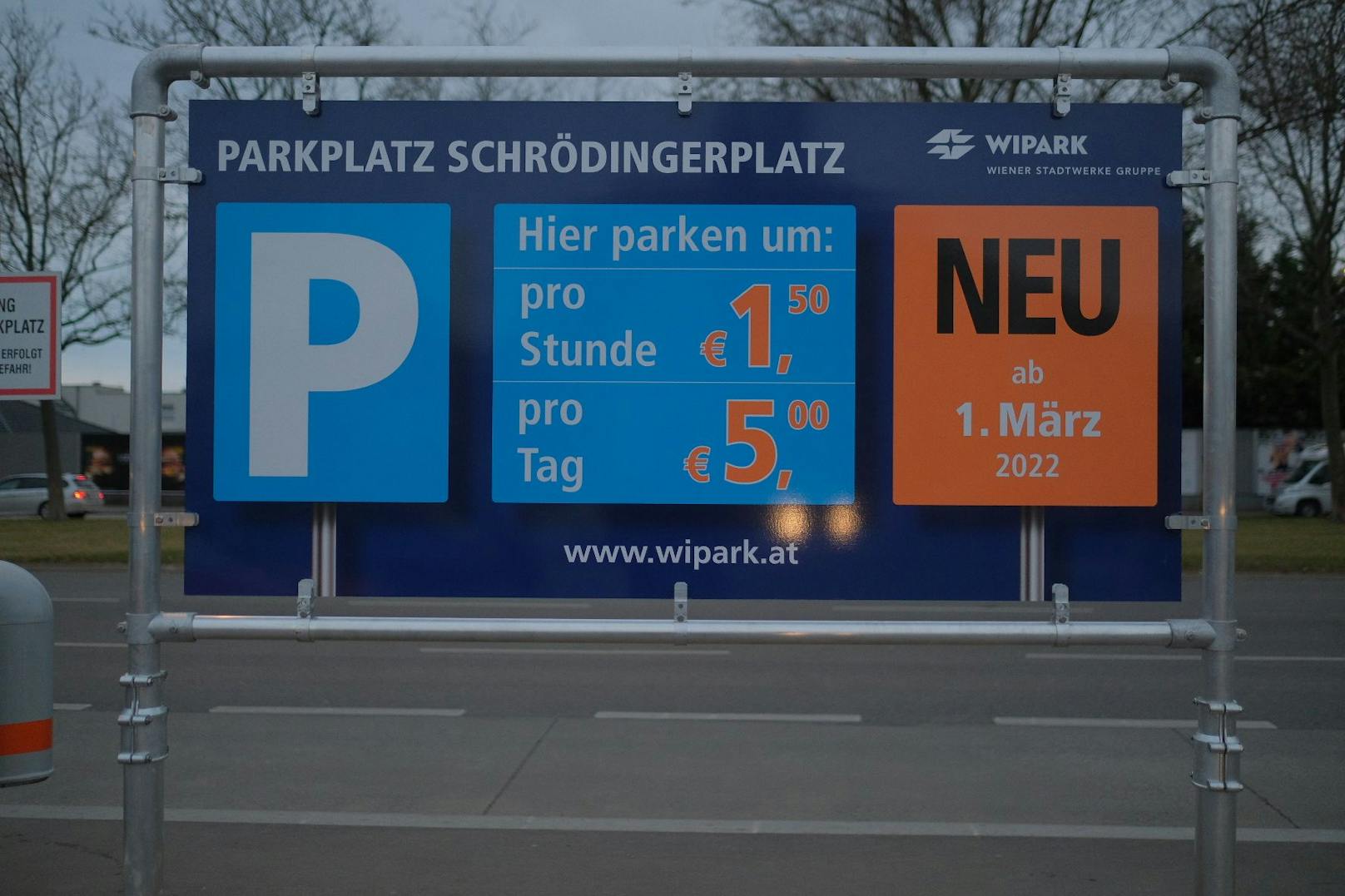 Nicht zu übersehen: Auf einem Parkplatz hinter dem Donauzentrum wird das kostenpflichtige Parken ab 1. März angekündigt.