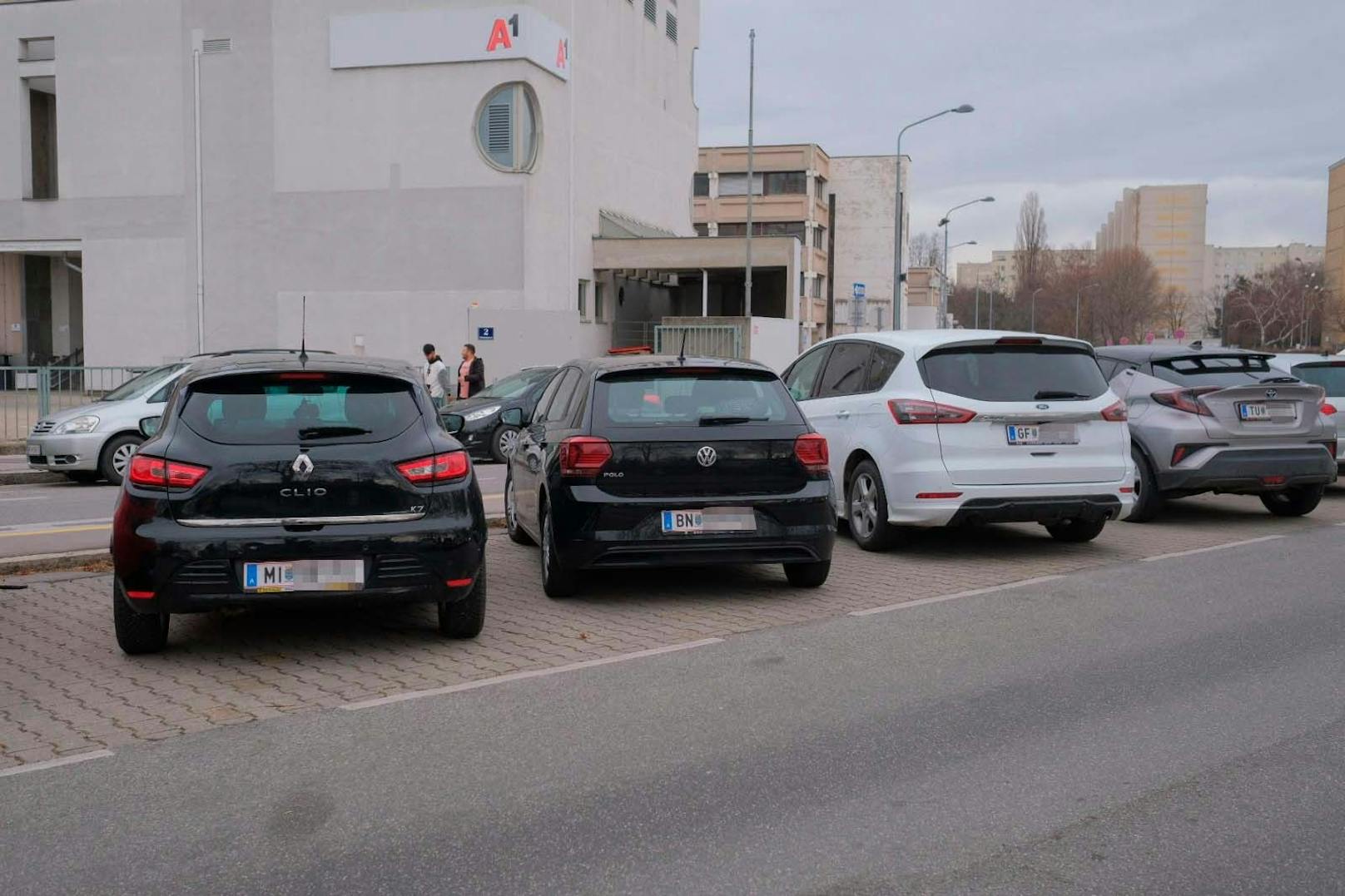 Bilder, die mittlerweile der Vergangenheit angehören: Ein Parkplatz in der Donaustadt, gefüllt mit Autos aus dem Umland. Wer künftig ohne Pickerl oder Parkschein hier steht, muss mit einer Strafe rechnen.