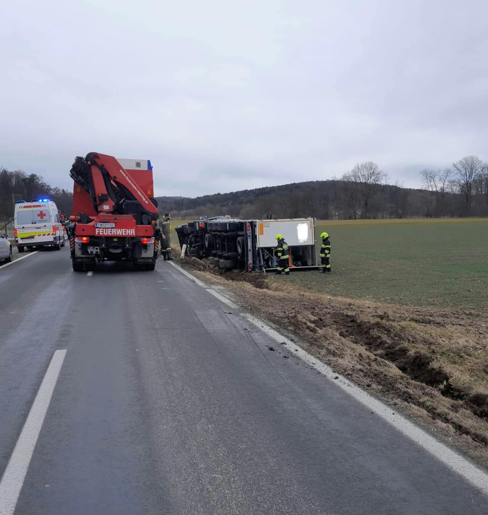 ...verlor die Kontrolle. Sein tonnenschweres Gefährt stürzte in eine angrenzende Wiese und blieb auf der Seite liegen. <a target="_blank" data-li-document-ref="100191653" href="https://www.heute.at/g/sattelschlepper-kippte-um-grosseinsatz-fuer-feuerwehren-100191653">Mehr dazu HIER &gt;</a>