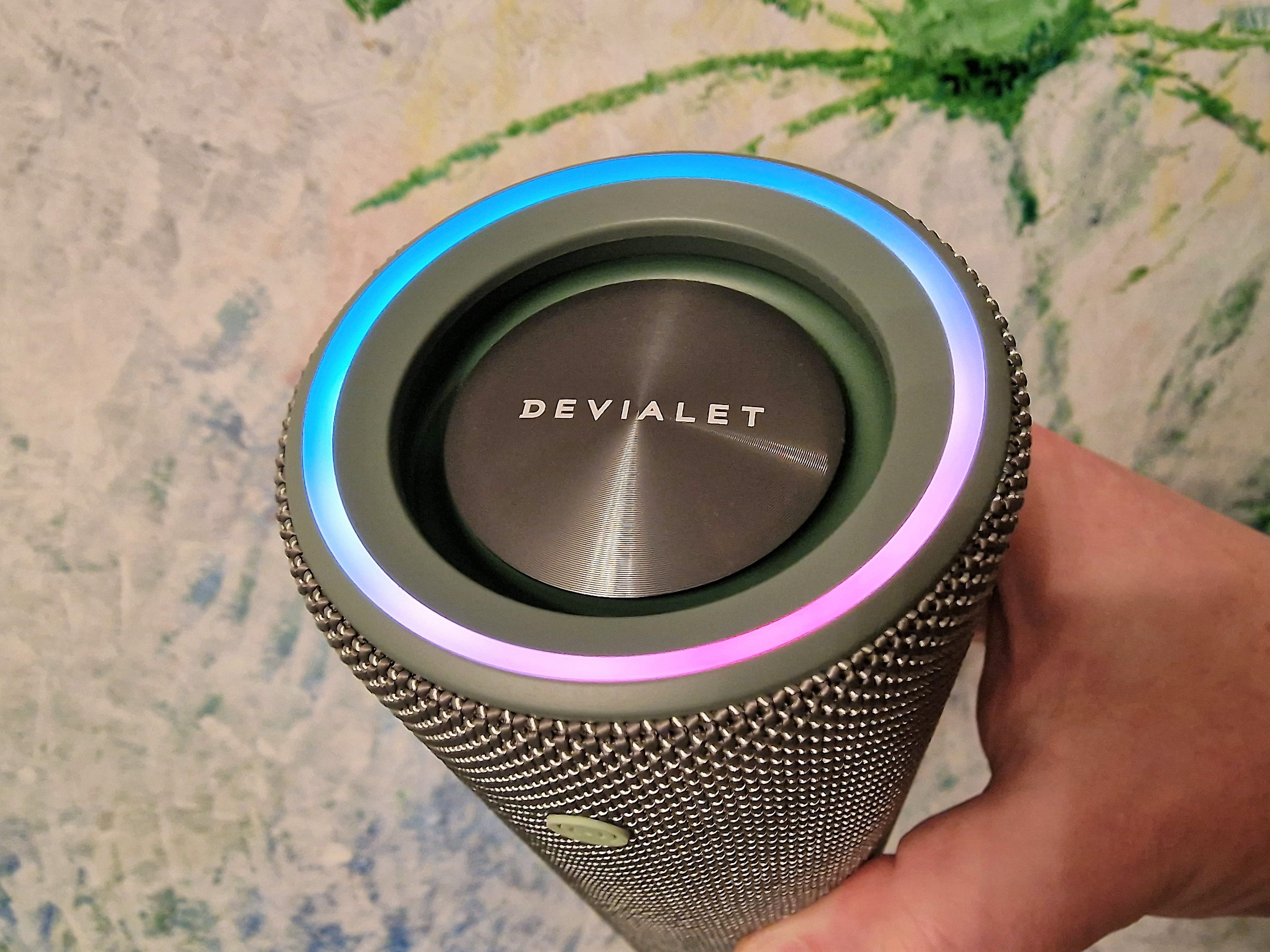 Das Licht passt sich abgespielter Musik an und sorgt so für ein kleines Lichtspiel, das vor allem in dunklen Umgebungen nett aussieht.