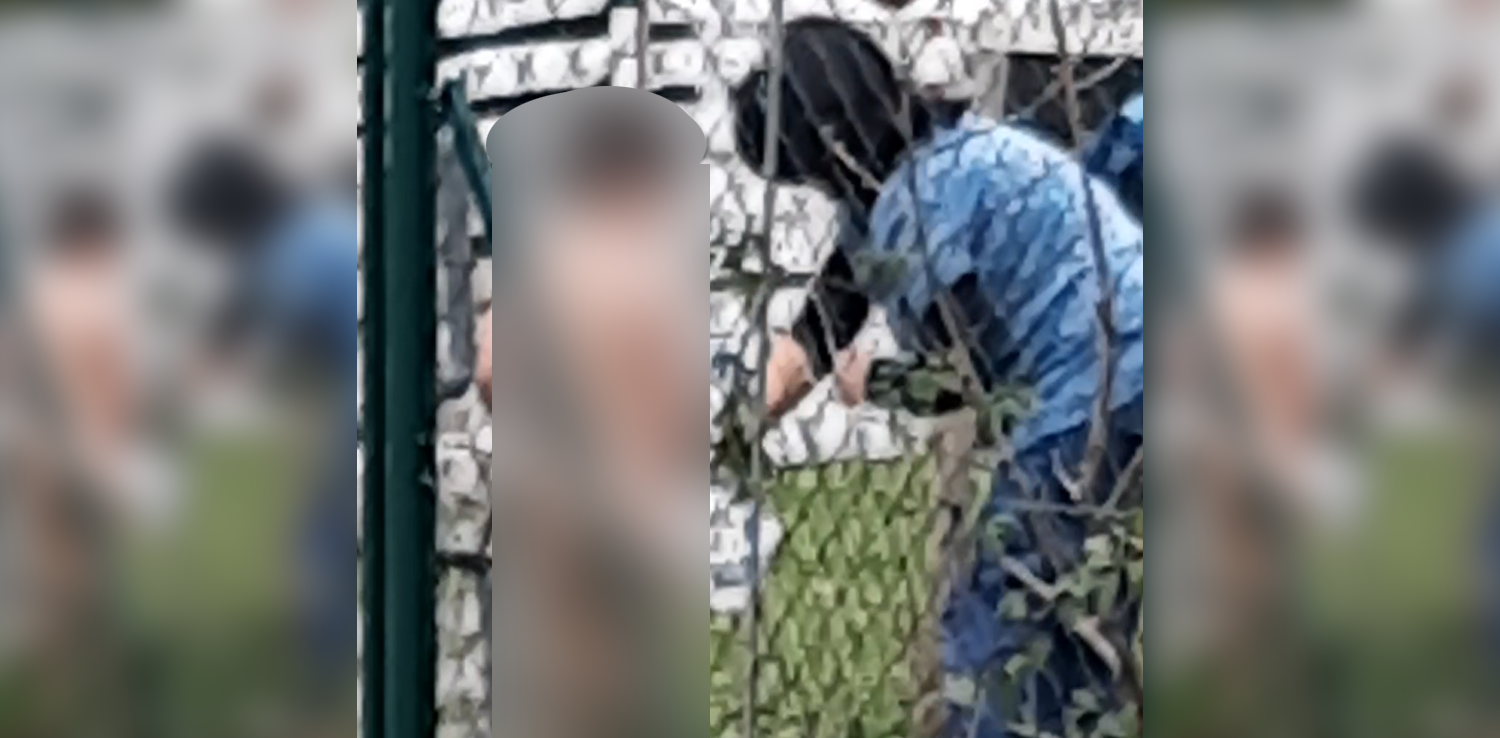 Eine Betreuerin wusch eines der ihr anvertrauten Kinder im Februar im Garten in der Donaustadt ab.