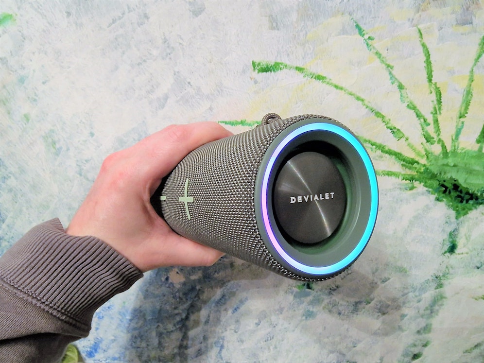 Die Verarbeitung des Huawei Sound Joy ist gut. Die gerasterte Außenhülle fühlt sich angenehm an.