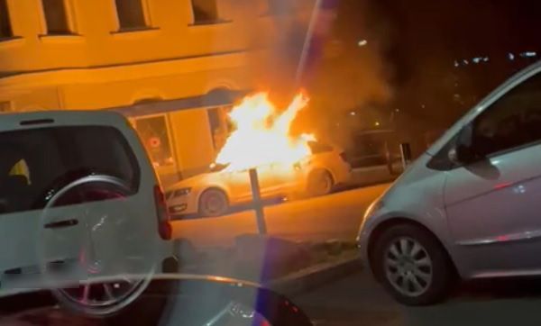 Brand in Wien-Favoriten Auto brennt