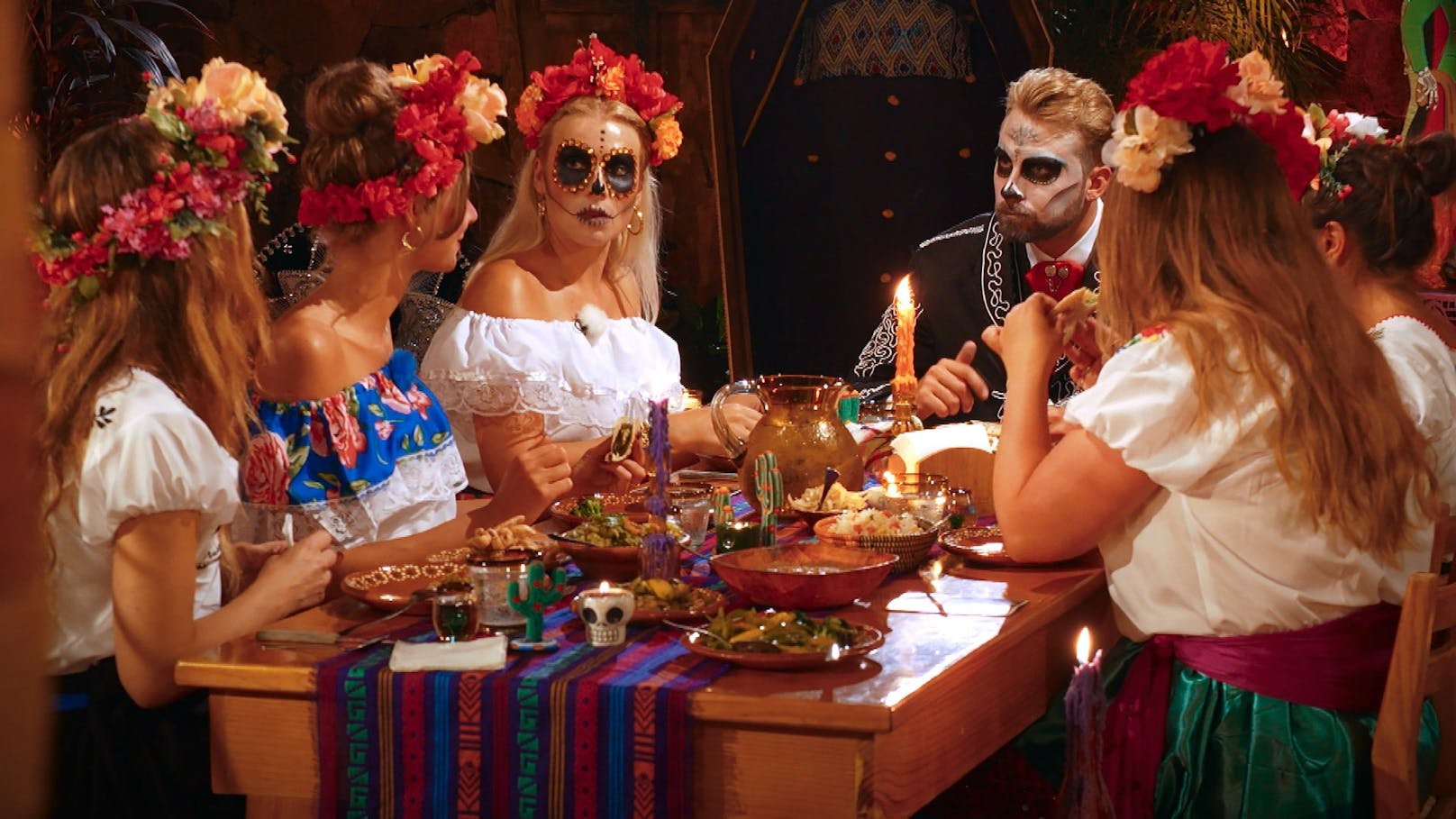 "Der Bachelor" feiert mit seinen Kandidatinnen in der neuen Folge den mexikanischen "Dia de los Muertos" ("Tag der Toten").