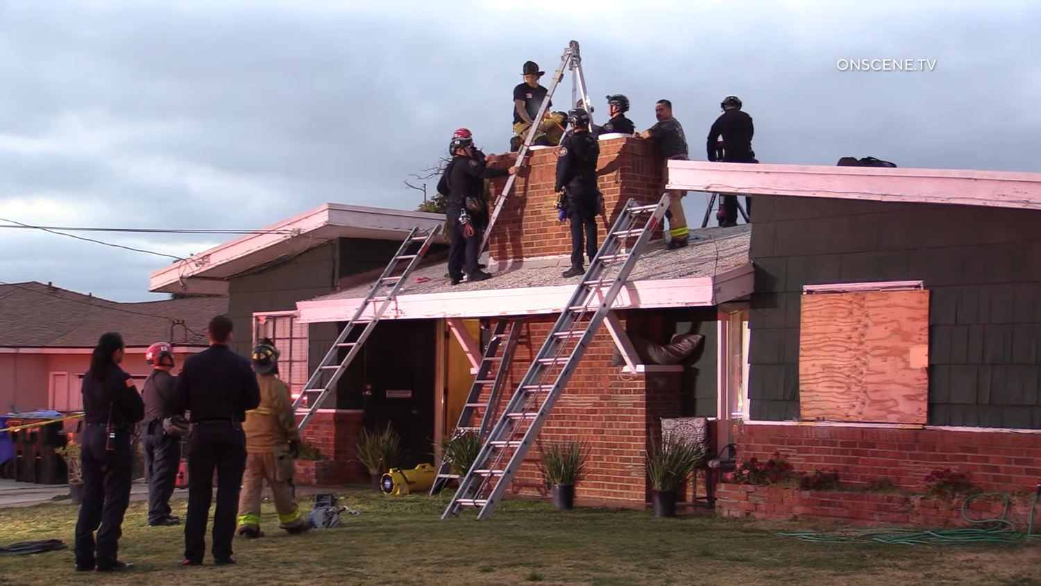Nach einer Stunde hatte die Feuerwehr die Frau aus ihrem Kamin geborgen.
