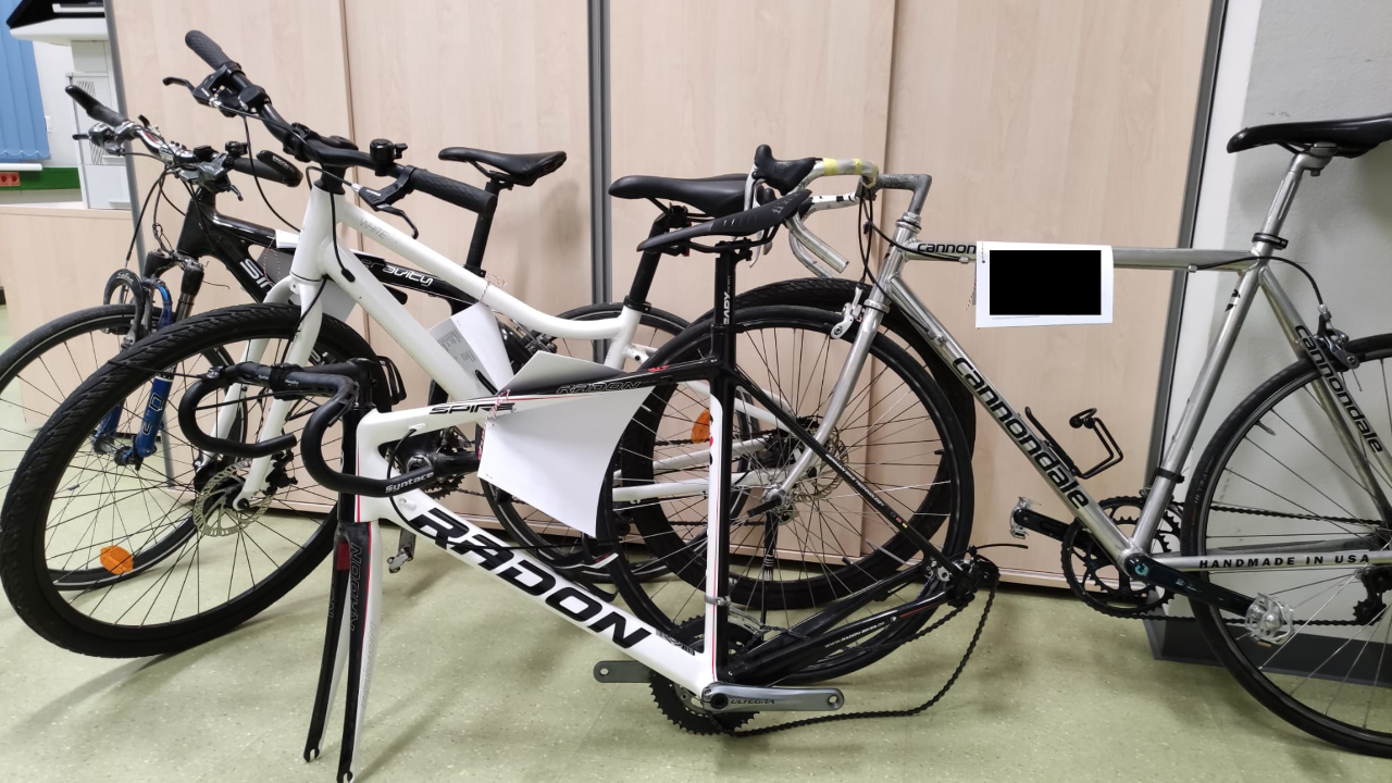 Die Verdächtigen sollen Räder im Wert von mehreren Zig-Tausend Euro gestohlen haben.