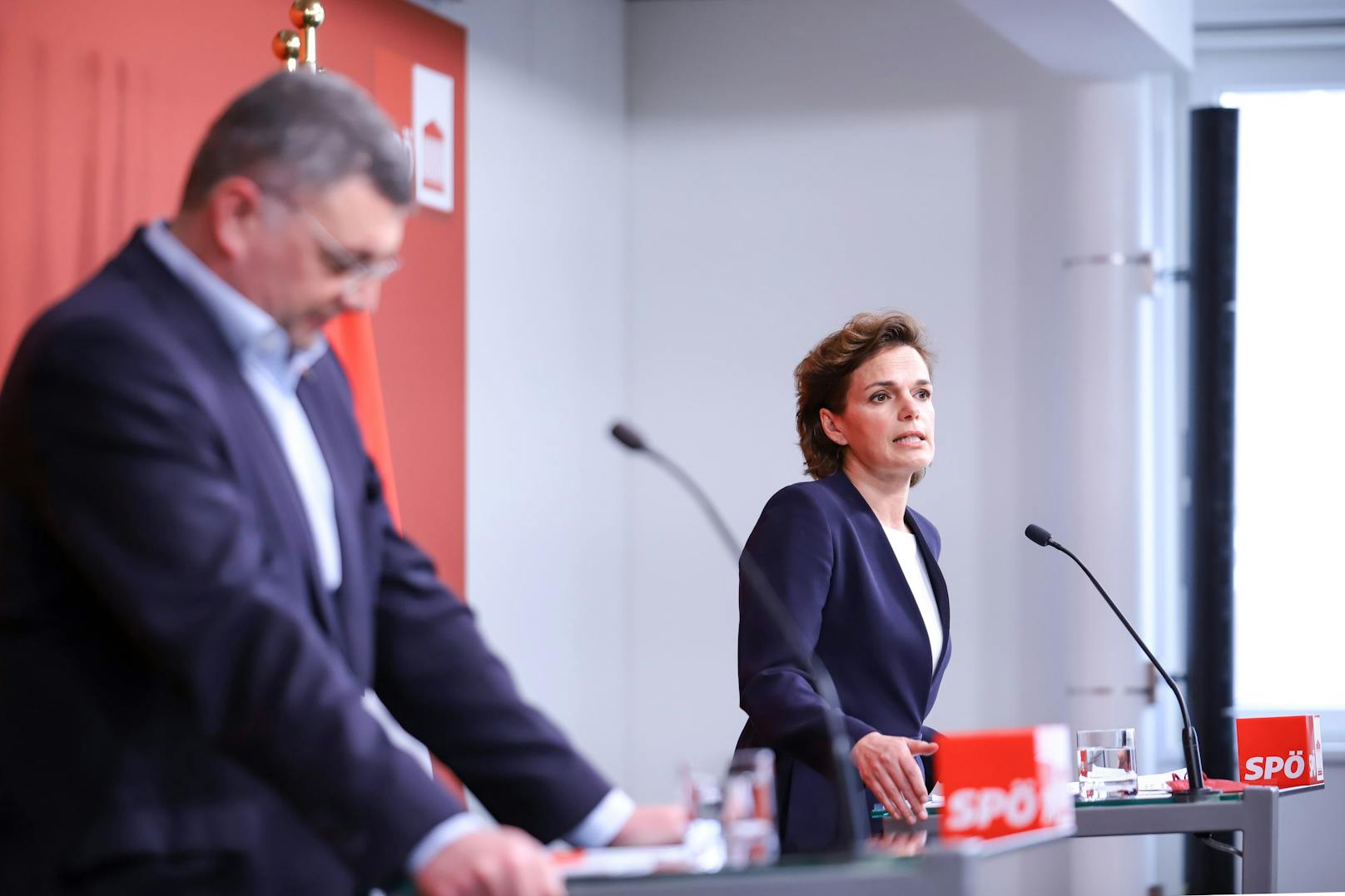 SP-Chefin Pamela Rendi-Wagner und Klubvize Jörg Leichtfried forderten am 22. Februar 2022 ein "Sofortpaket zur Teuerungsbremse".