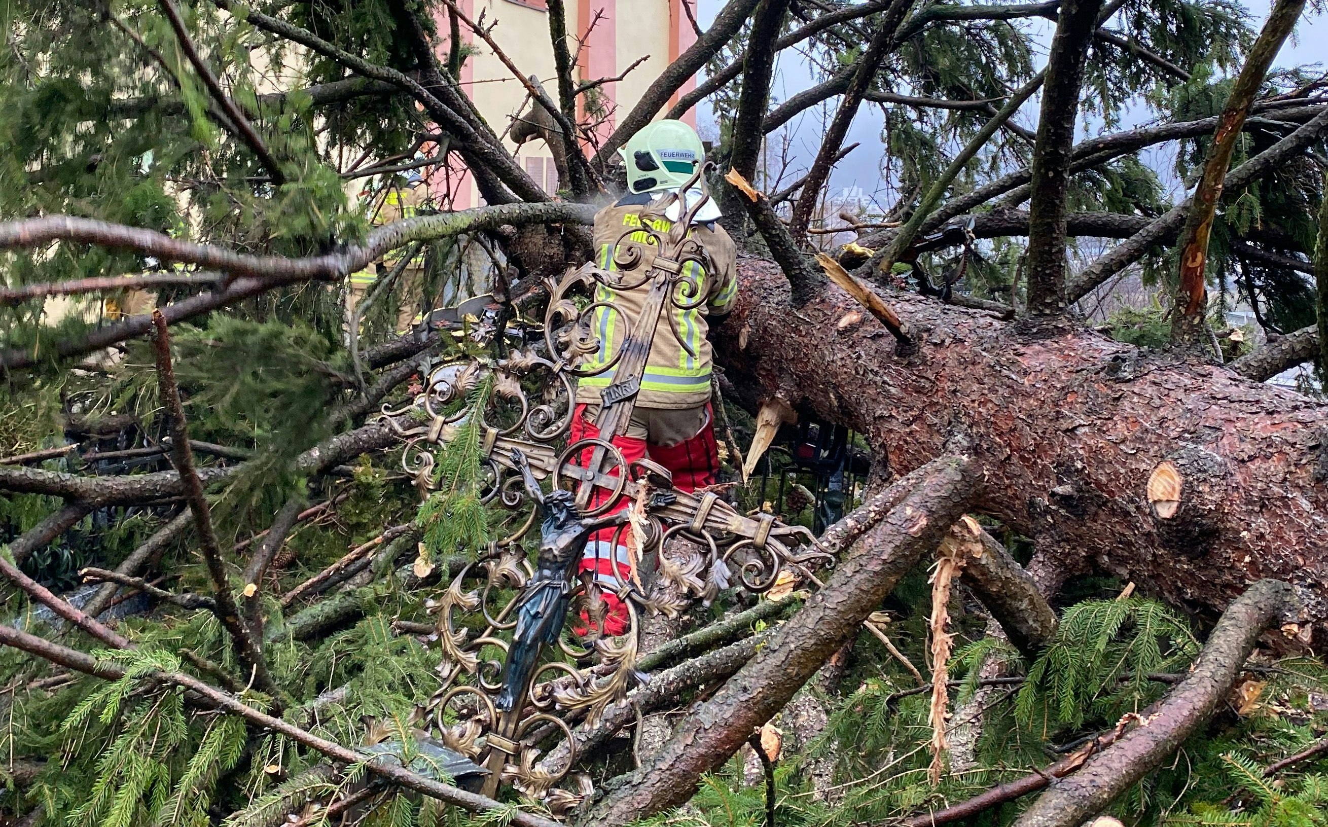 Sturmböen haben am 21. Februar 2022 im Norden Innsbrucks zu rund einem Dutzend Feuerwehr-Einsätze geführt.