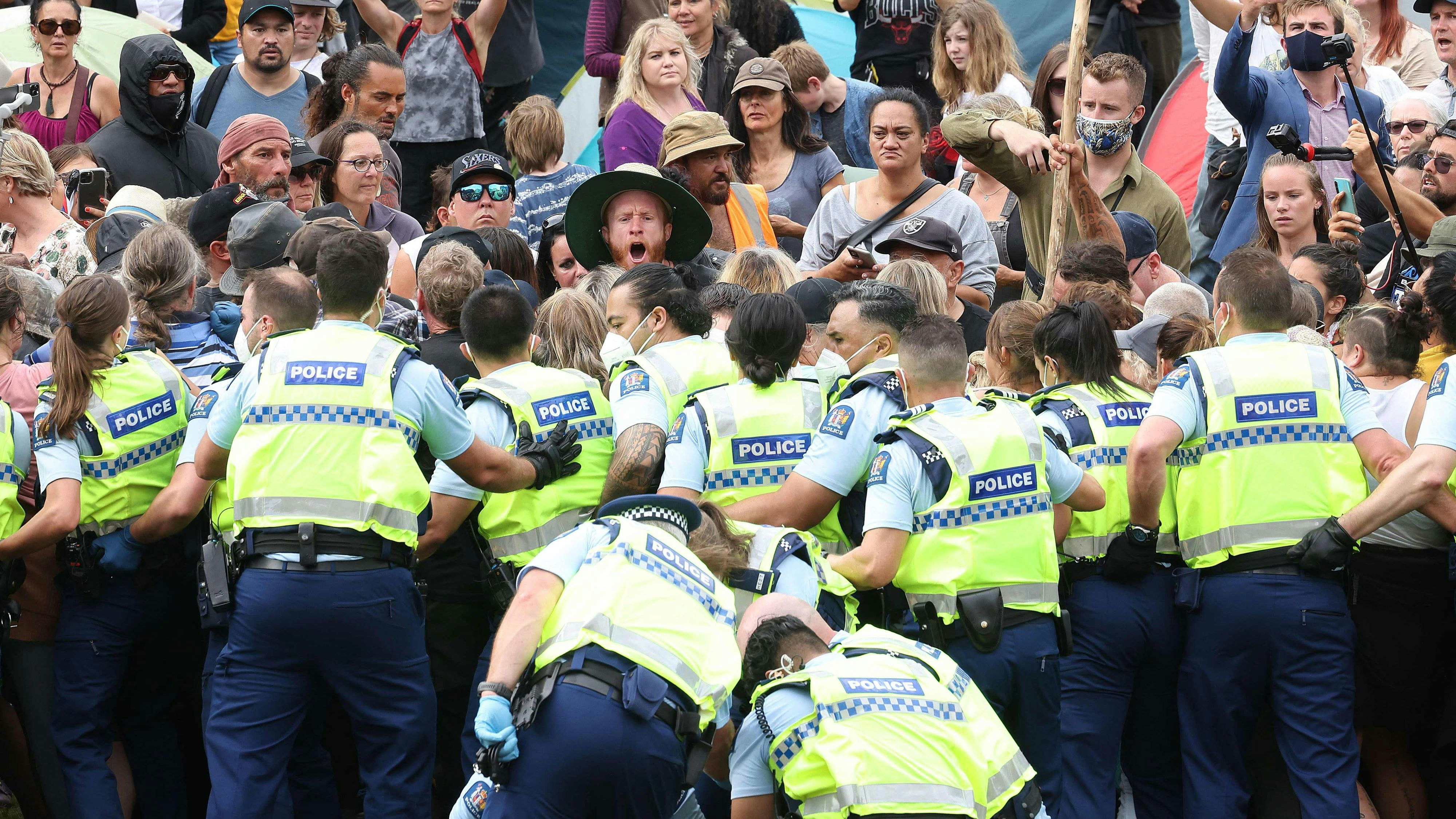 Download von www.picturedesk.com am 22.02.2022 (11:58).  Protesters resist police after rufusing to leave parliament grounds during the third day of demonstrations against Covid restrictions in Wellington 3 on February 10, 2022. (Photo by Marty MELVILLE / AFP) - 20220210_PD0066 - Rechteinfo: Rights Managed (RM) Nur für redaktionelle Nutzung! Werbliche Nutzung erfordert Freigabe: bitte schicken Sie uns eine Anfrage.