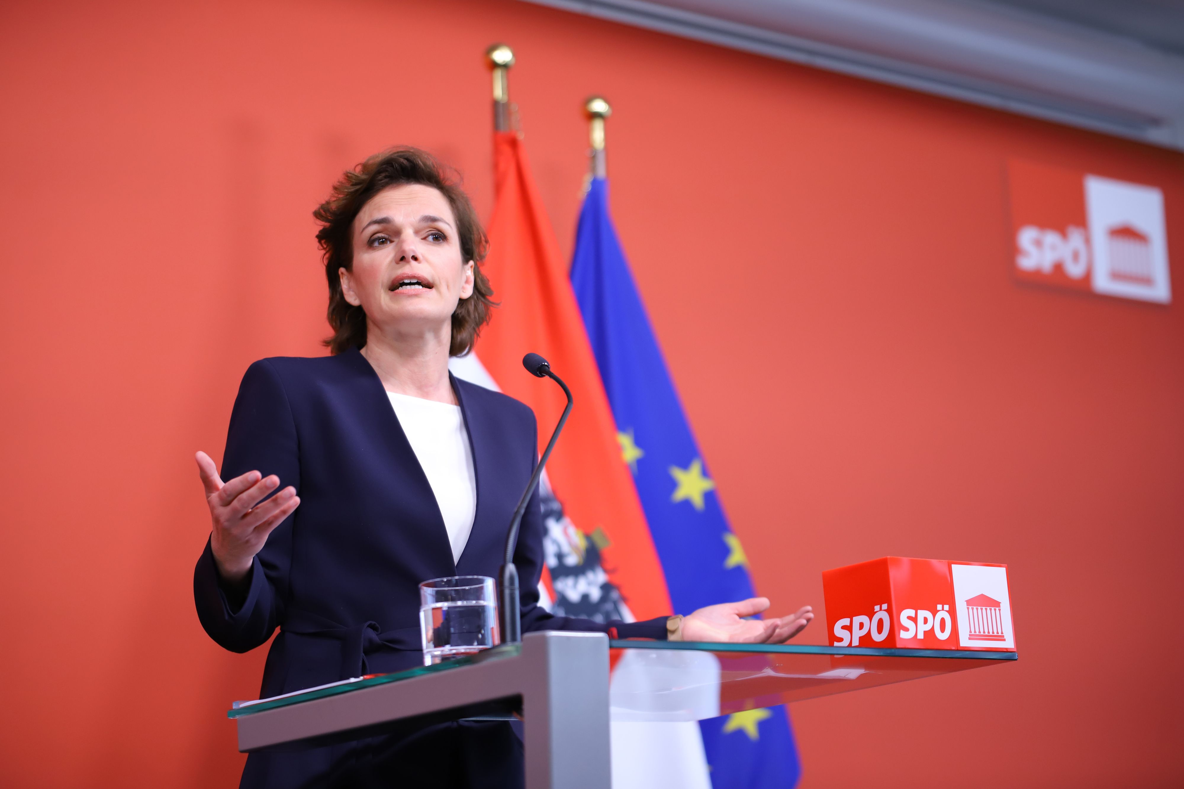 SP-Chefin Pamela Rendi-Wagner und Klubvize Jörg Leichtfried forderten am 22. Februar 2022 ein 