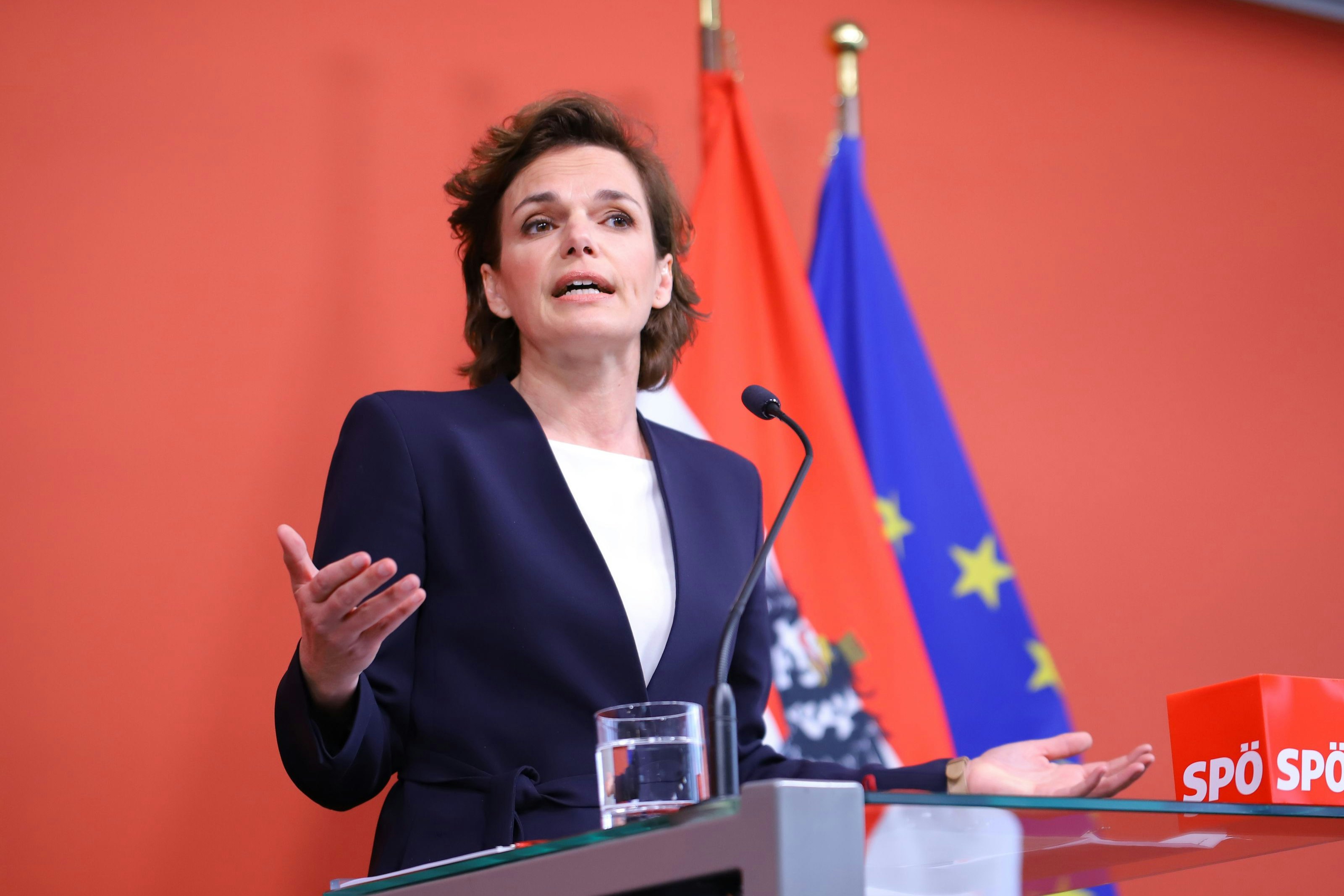 SP-Chefin Pamela Rendi-Wagner und Klubvize Jörg Leichtfried forderten am 22. Februar 2022 ein "Sofortpaket zur Teuerungsbremse".