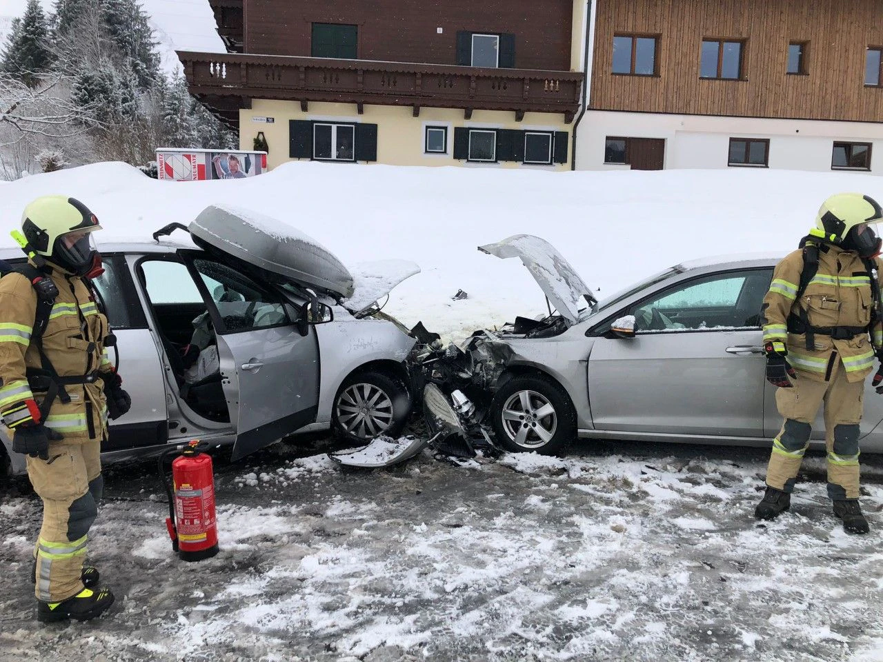 Die beiden Fahrzeuge kollidierten, drei Personen wurden verletzt. 