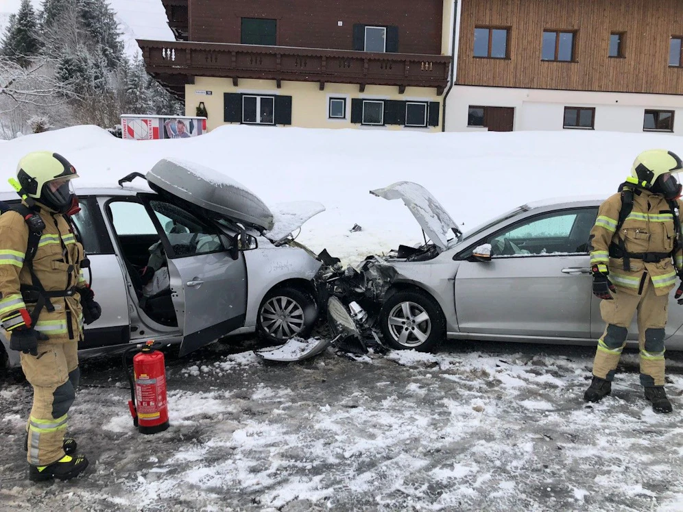 Die beiden Fahrzeuge kollidierten, drei Personen wurden verletzt. 