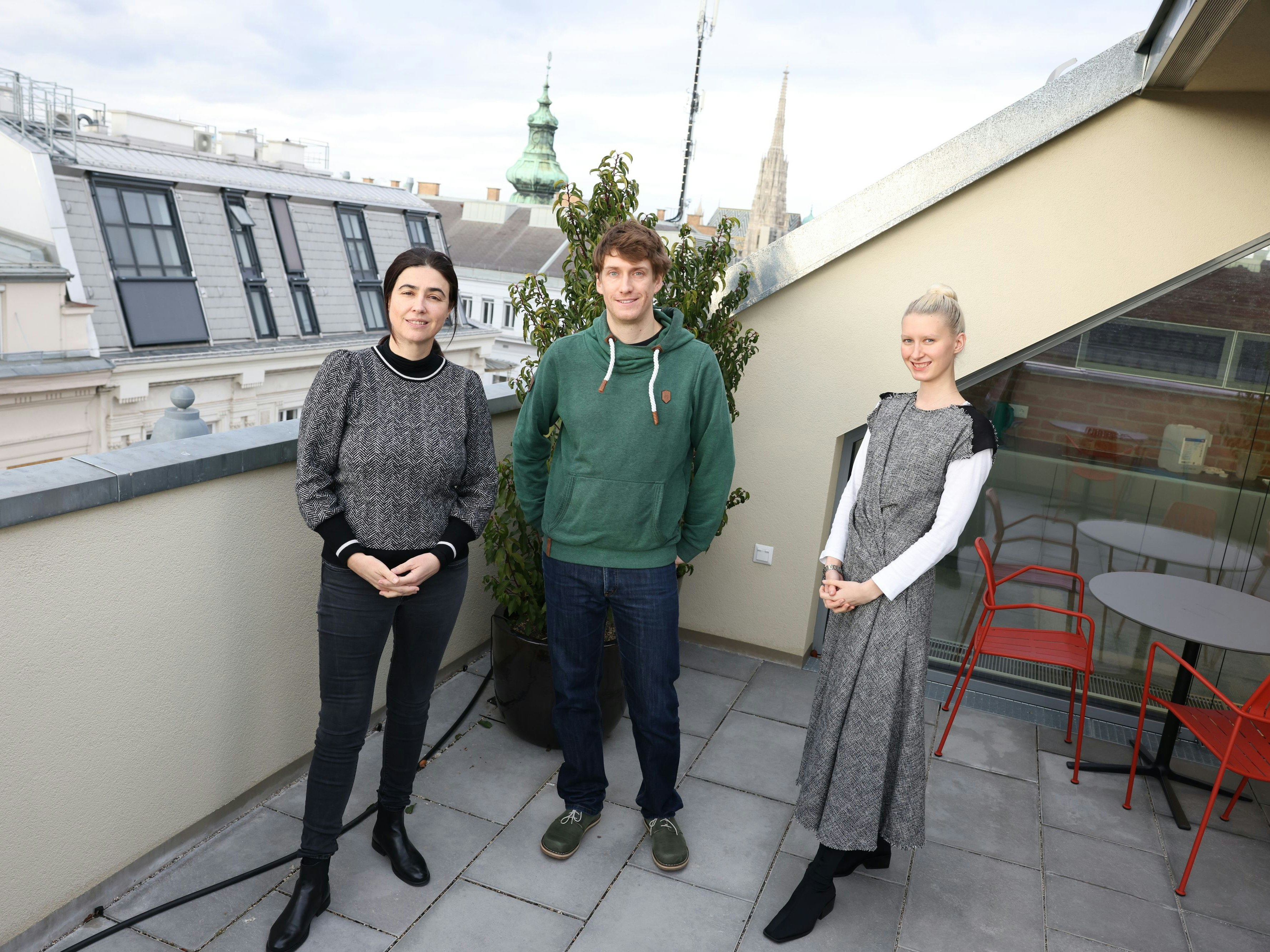 Dr. Daniel Huppmann ist Jury-Mitglied des&nbsp;<strong>Heute For Future</strong>-Award. Mit <em>"Heute"</em>-Redakteurin Lydia Matzka-Saboi (links) und <strong>Heute For Future</strong>-Award-Projektleiterin Laura Rabensteiner (rechts).