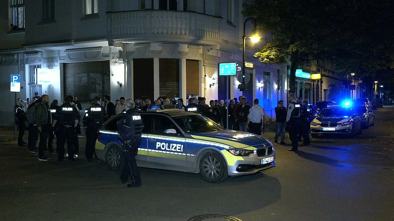 Die Situation vor dem Lokal geriet außer Kontrolle.