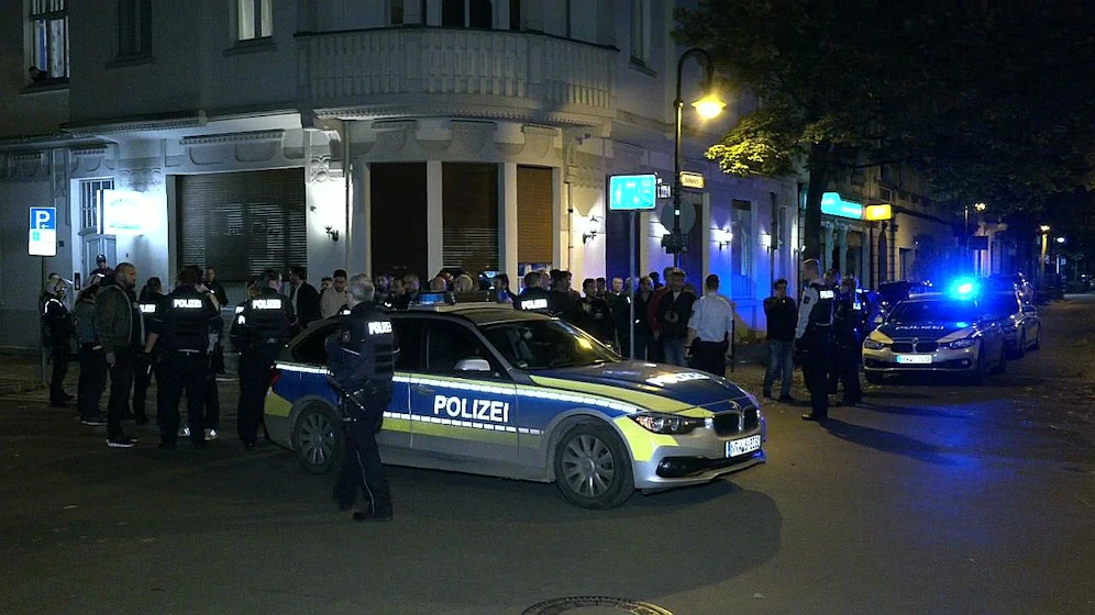 Die Situation vor dem Lokal geriet außer Kontrolle.