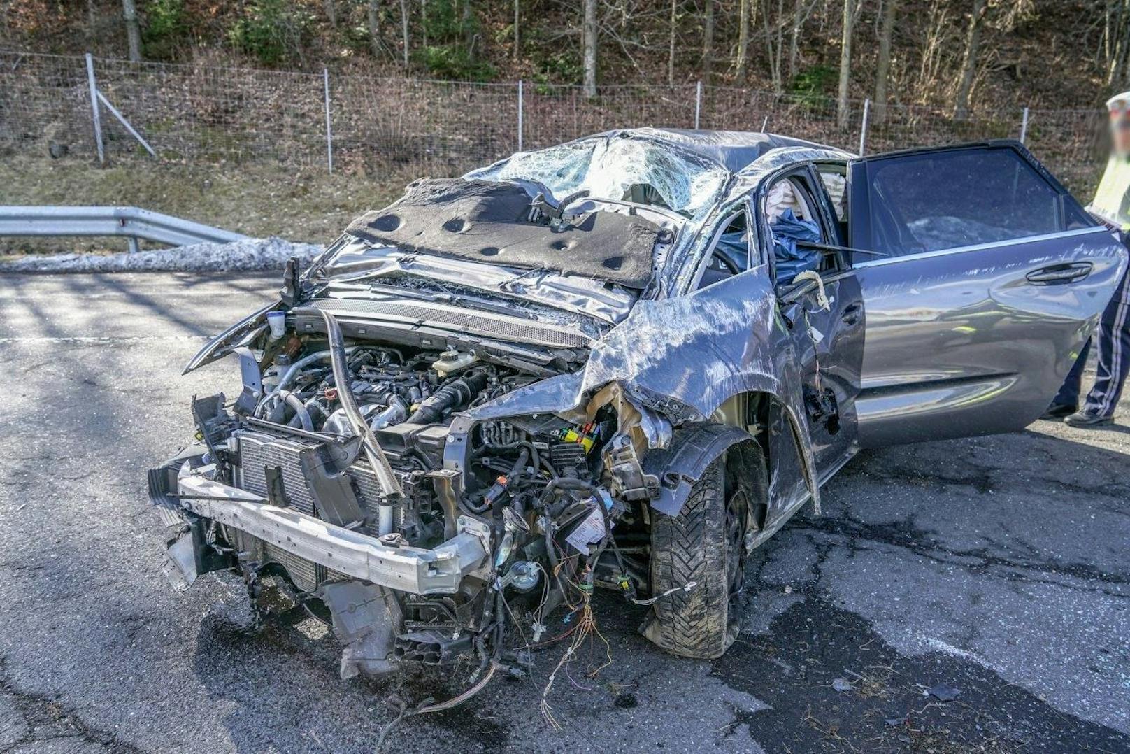 Richtung Graz kam ein mit zwei Personen besetzter Pkw auf dem Bezirk Lilienfeld zwischen Schäffern und Pinggau von der Fahrbahn ab.