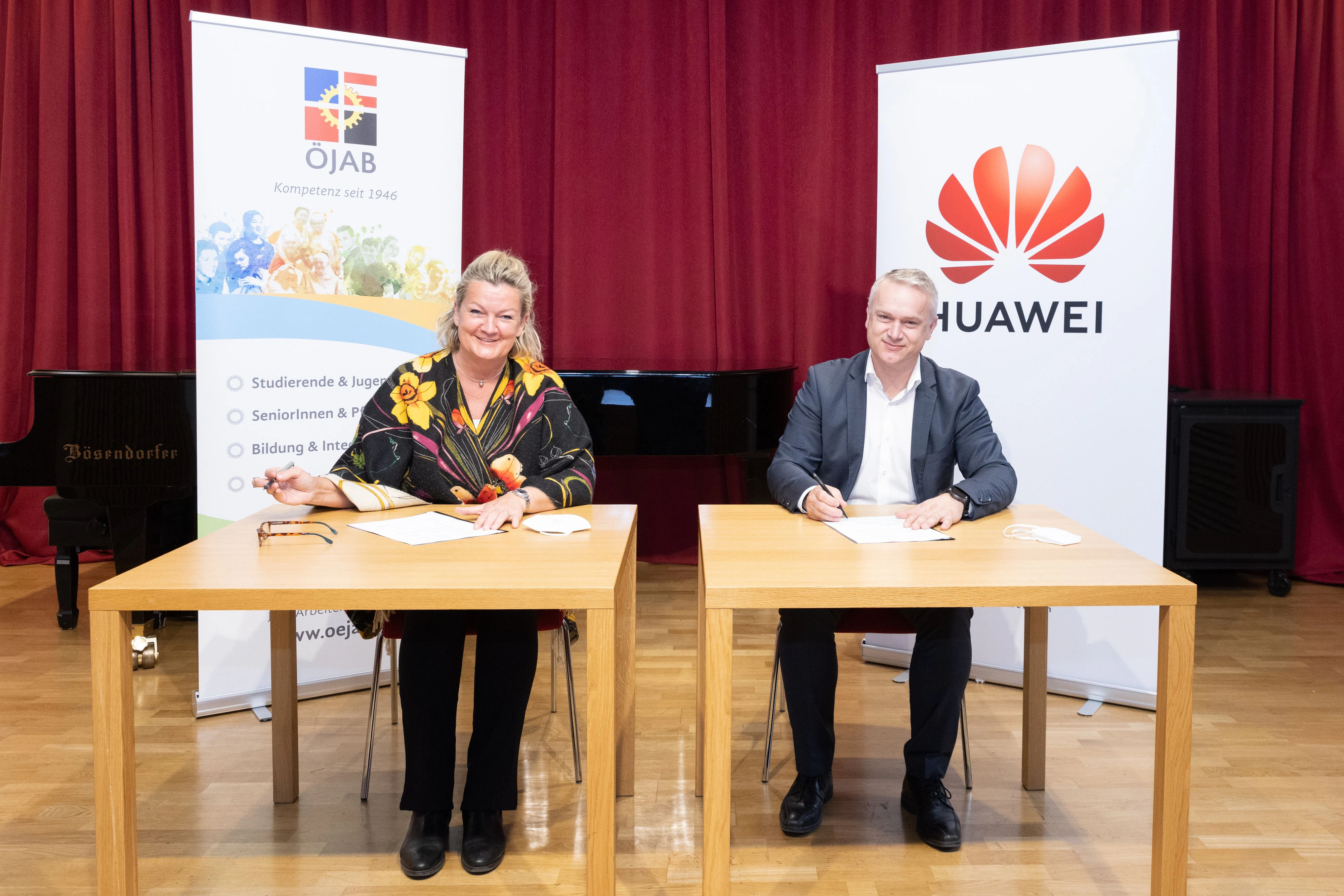 Monika Schüssler (ÖJAB Geschäftsführerin) und Erich Manzer (Deputy CEO Huawei Österreich) bei der Vertragsunterzeichnung des Huawei-Stipendiums 2022.