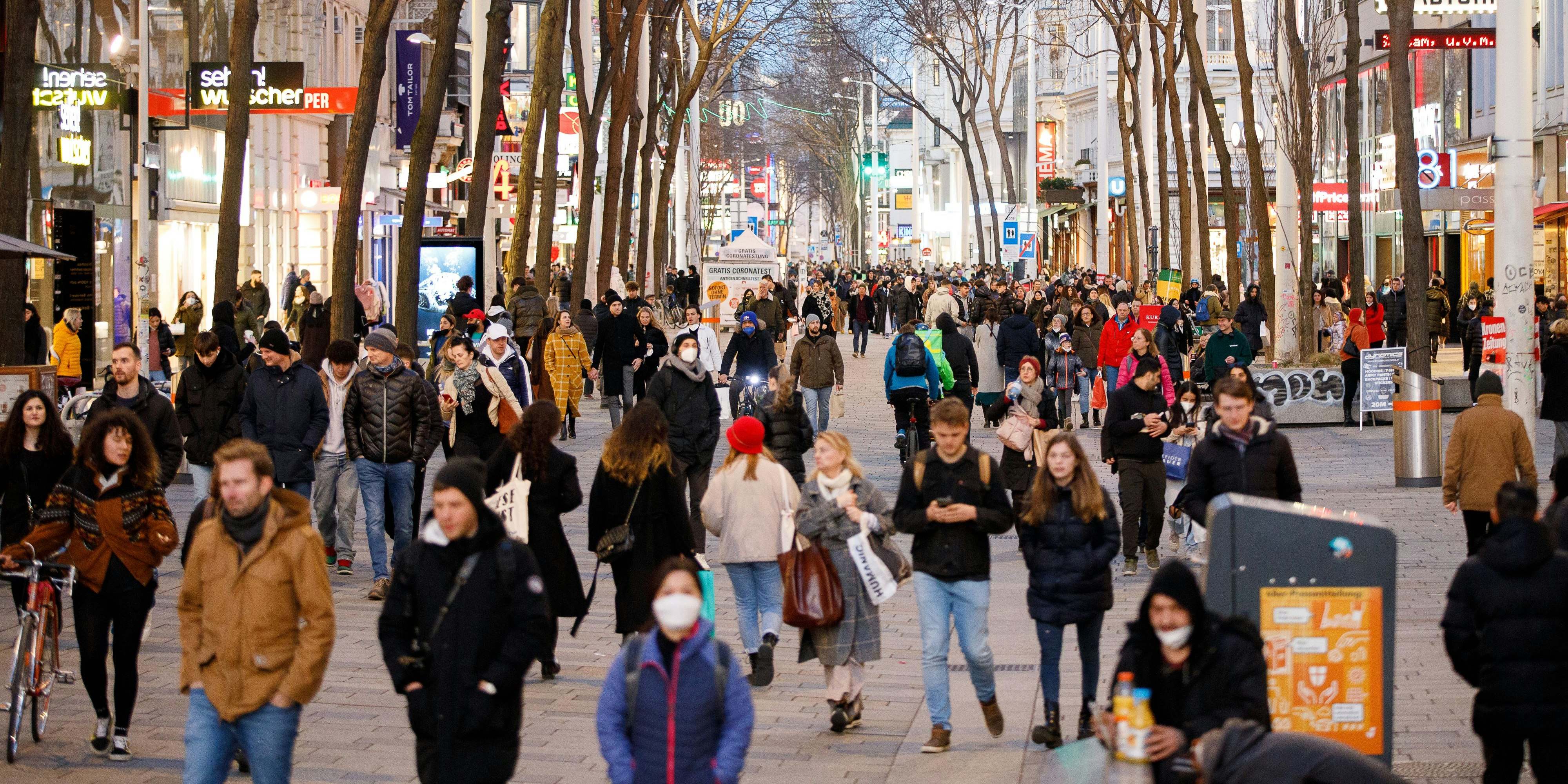 Menschen auf der Mariahilferstraße 