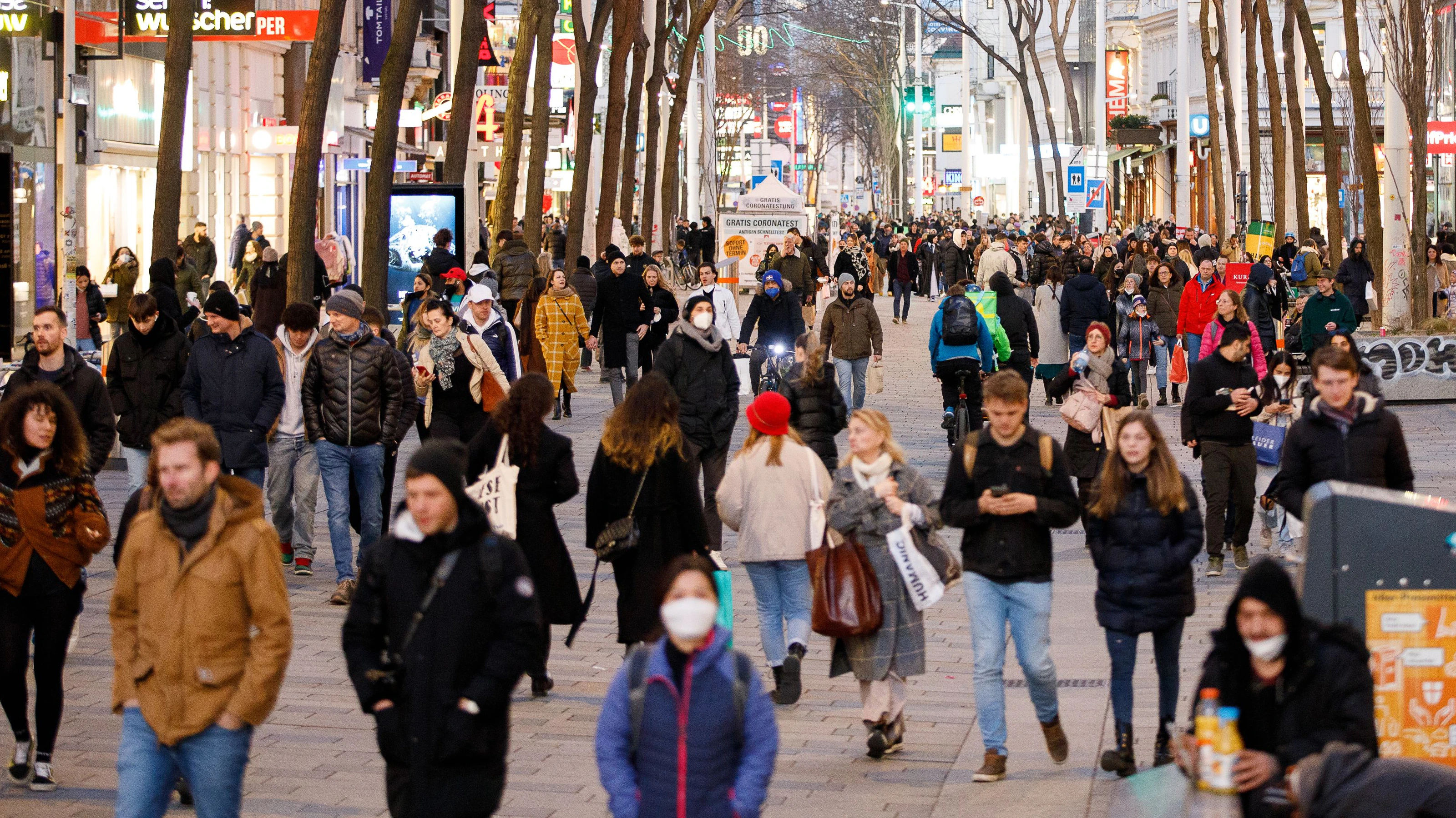 Menschen auf der Mariahilferstraße 