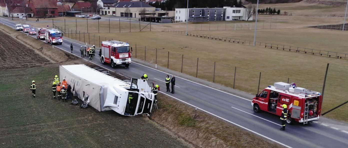 Hatzendorf – Sattelschlepper kippte um