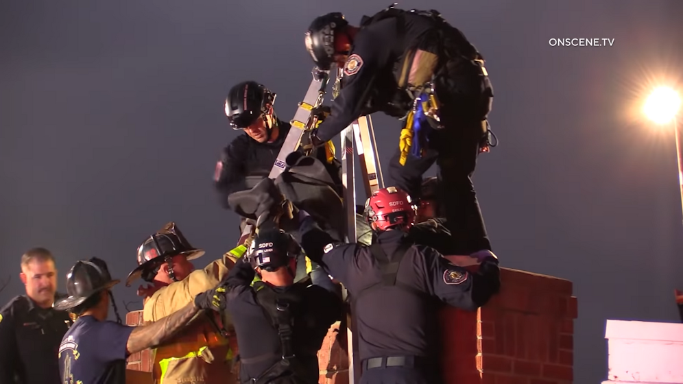 Nach einem Familienstreit ist eine Amerikanerin aus ihrem Haus ausgesperrt. Durch den Kamin will sie wieder hineinkommen.