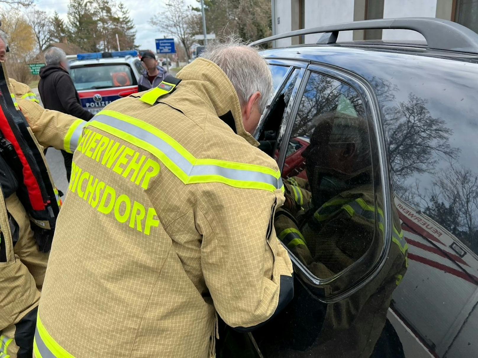 Feuerwehr befreite Kleinkind aus Pkw