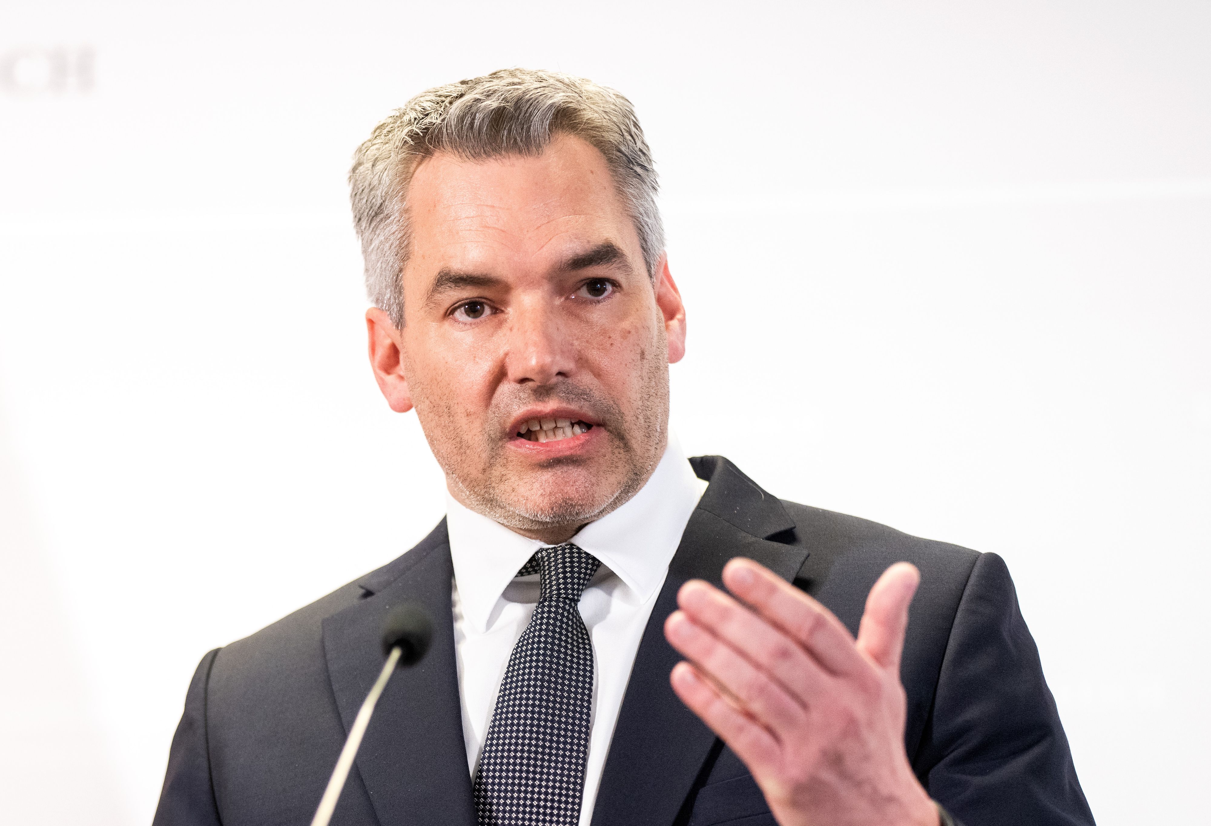 Kanzler Karl Nehammer appelliert, die Waffen ruhen zu lassen und sich wieder an den Verhandlungstisch zu begeben.