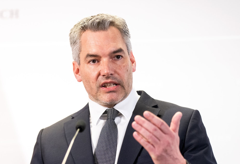 Kanzler Karl Nehammer appelliert, die Waffen ruhen zu lassen und sich wieder an den Verhandlungstisch zu begeben.