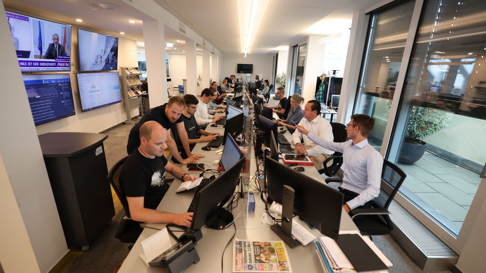 Das <em>"Heute"</em>-Team im Newsroom in der Wiener City.