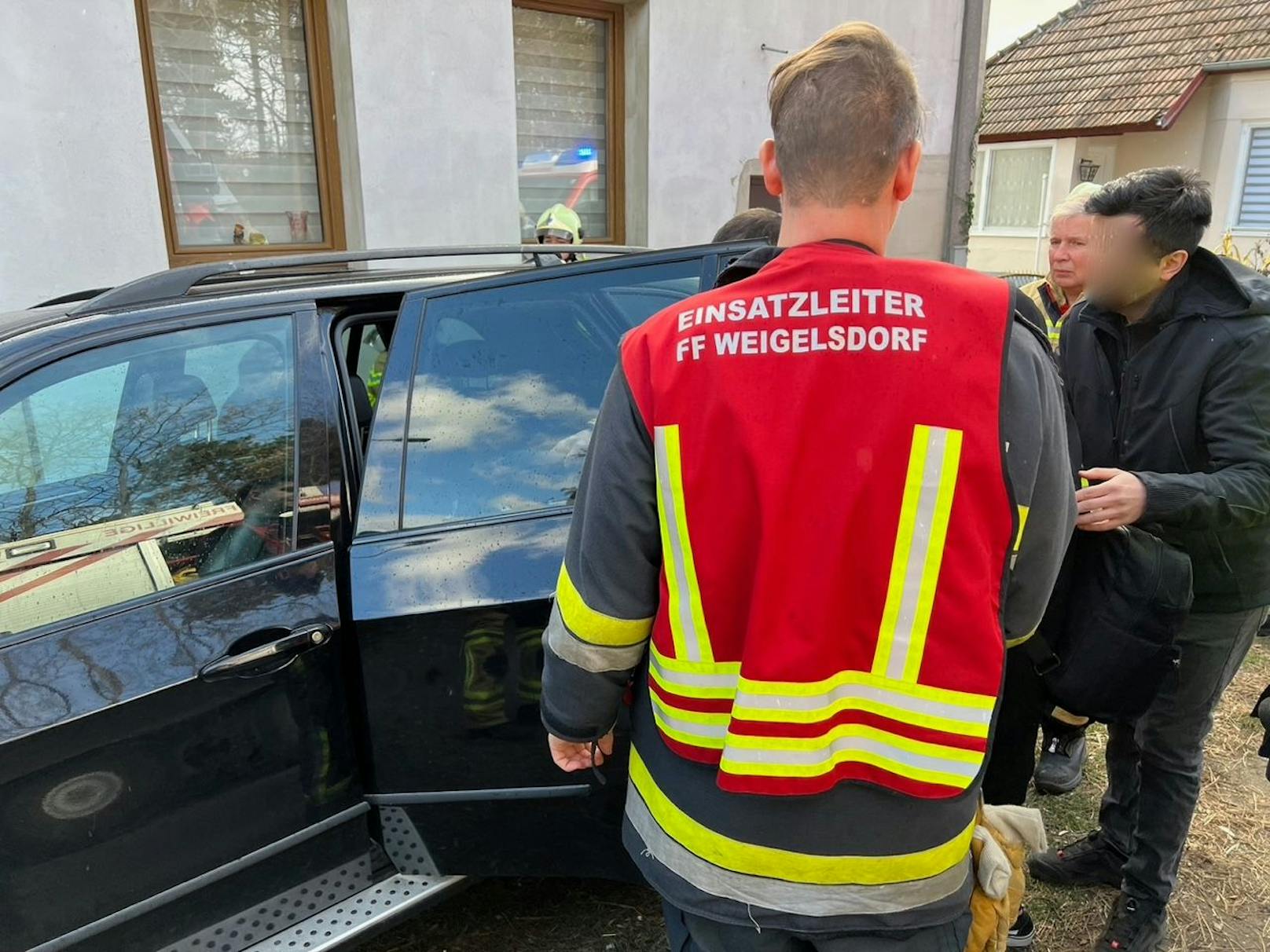 Feuerwehr befreite Kleinkind aus Pkw