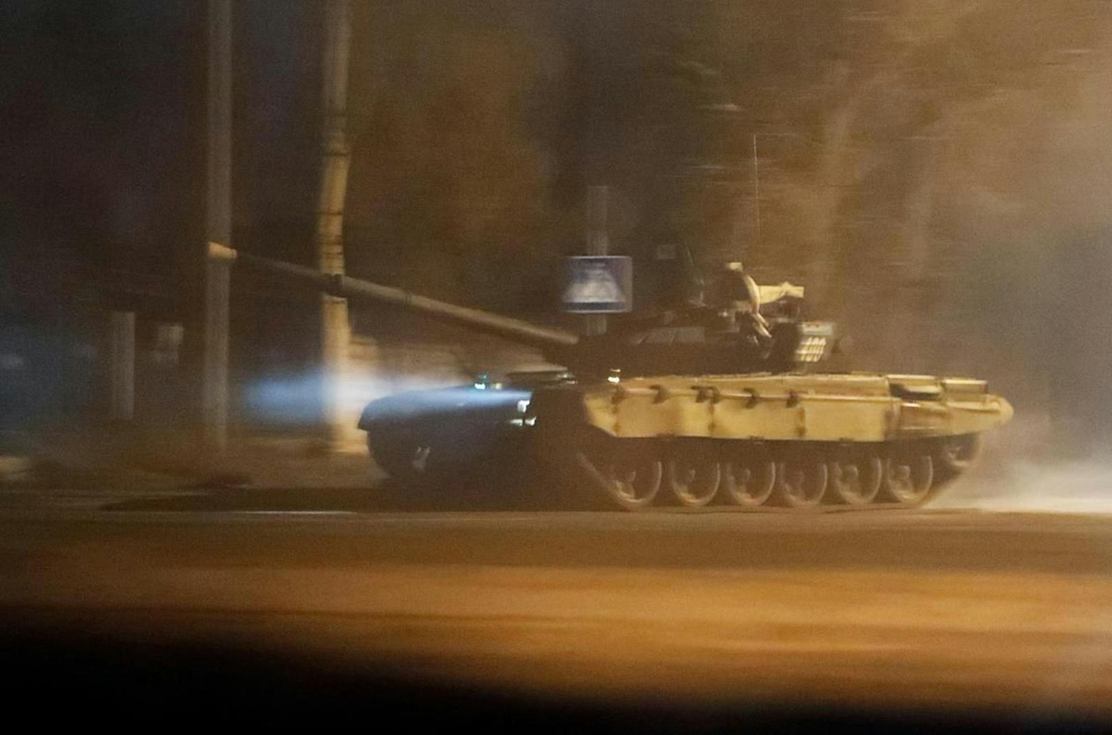 In der Ostukraine wurden Panzer und andere Militärfahrzeuge gesichtet.