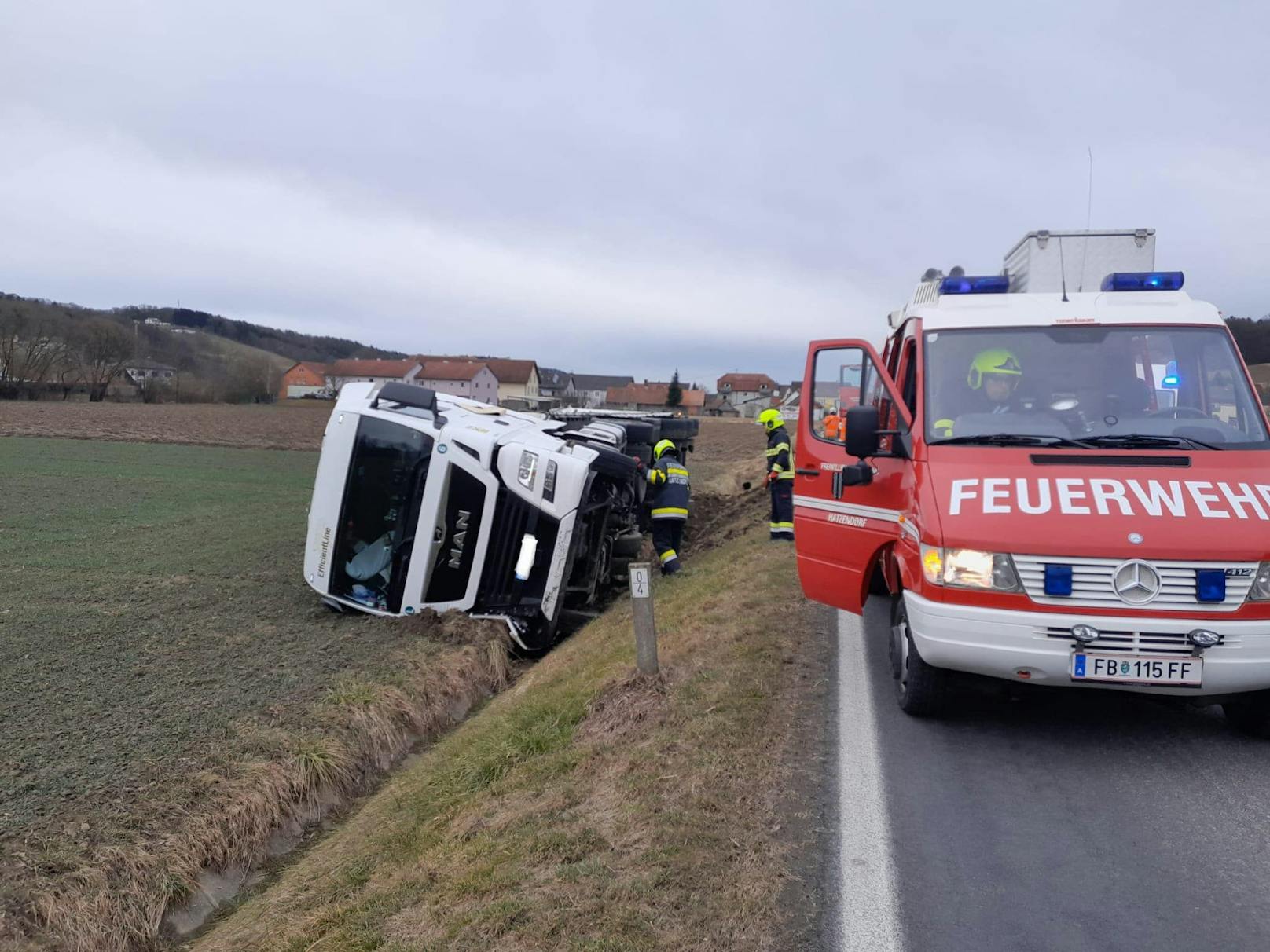 Ein Fernfahrer (41) geriet am 22. Februar 2022 bei Hatzendorf mit seinem Sattelschlepper auf das rechte Bankett und...