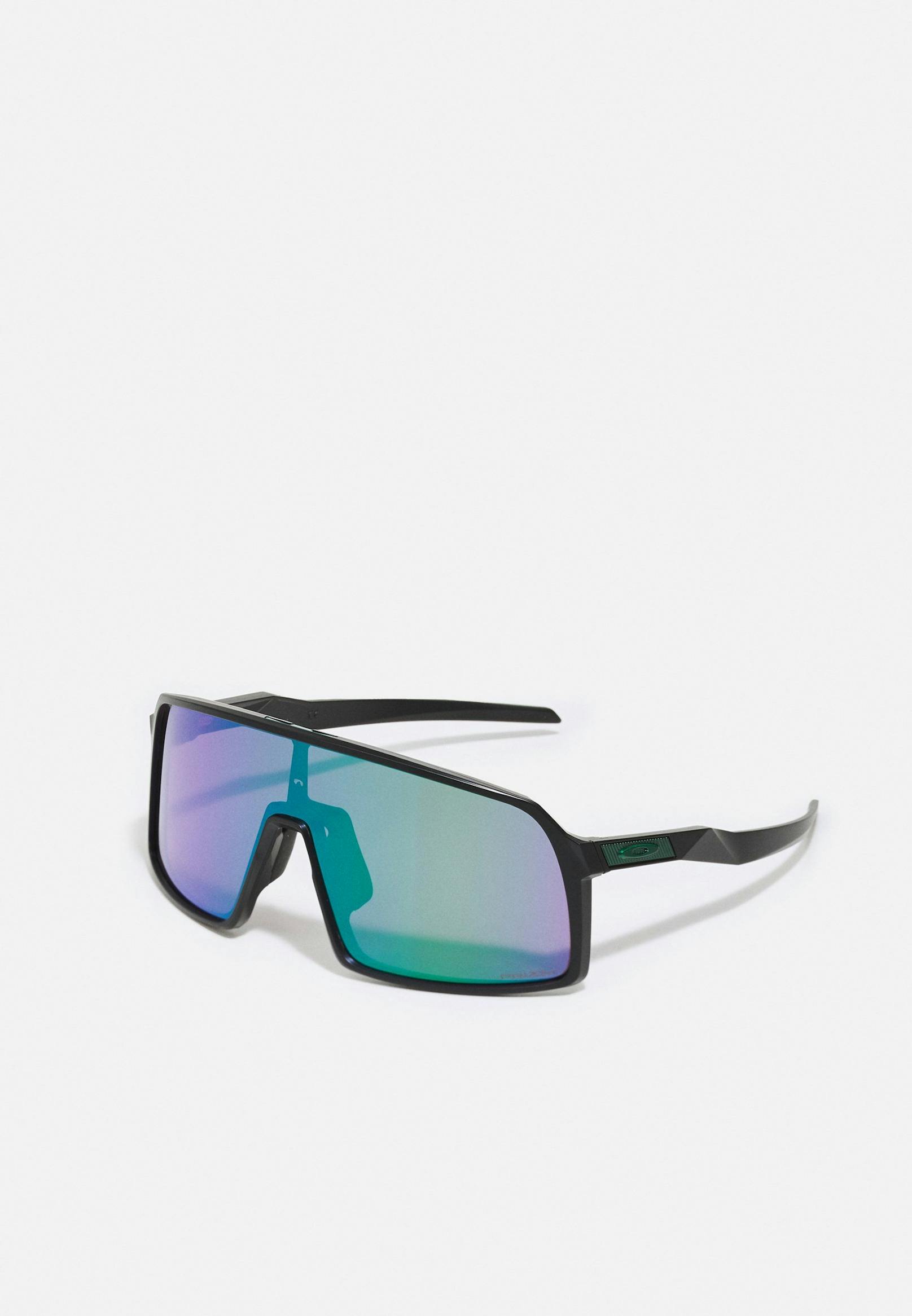 SUTRO UNISEX - Sportbrille von Oakley: <strong><a target="_blank" href="https://www.zalando.at/oakley-sutro-unisex-sportbrille-matte-blackroad-jade-oa344e08q-q13.html?wmc=CRM43_TMS_DE.ONL_MIX_NMT_TM009_009_220205.&amp;cd084=img_item&amp;cd085=46ead979-e1bc-4b2d-8038-fad680902e0a&amp;wt_cd=e96caeb8292ccaec2b964e8df9f73f91&amp;tm_hem=bf2d88717957023ff86141c49cdf6e5f%22%20%5Co%20%22https://www.zalando.at/oakley-sutro-unisex-sportbrille-matte-blackroad-jade-oa344e08q-q13.html?wmc=CRM43_TMS_DE.ONL_MIX_NMT_TM009_009_220205.&amp;cd084=img_item&amp;cd085=46ead979-e1bc-4b2d-8038-fad680902e0a&amp;wt_cd=e96caeb8292ccaec2b964e8df9f73f91&amp;tm_hem=bf2d88717957023ff86141c49cdf6e5f">Im Zalando-Shop um € 154,95 zu haben</a>.</strong>