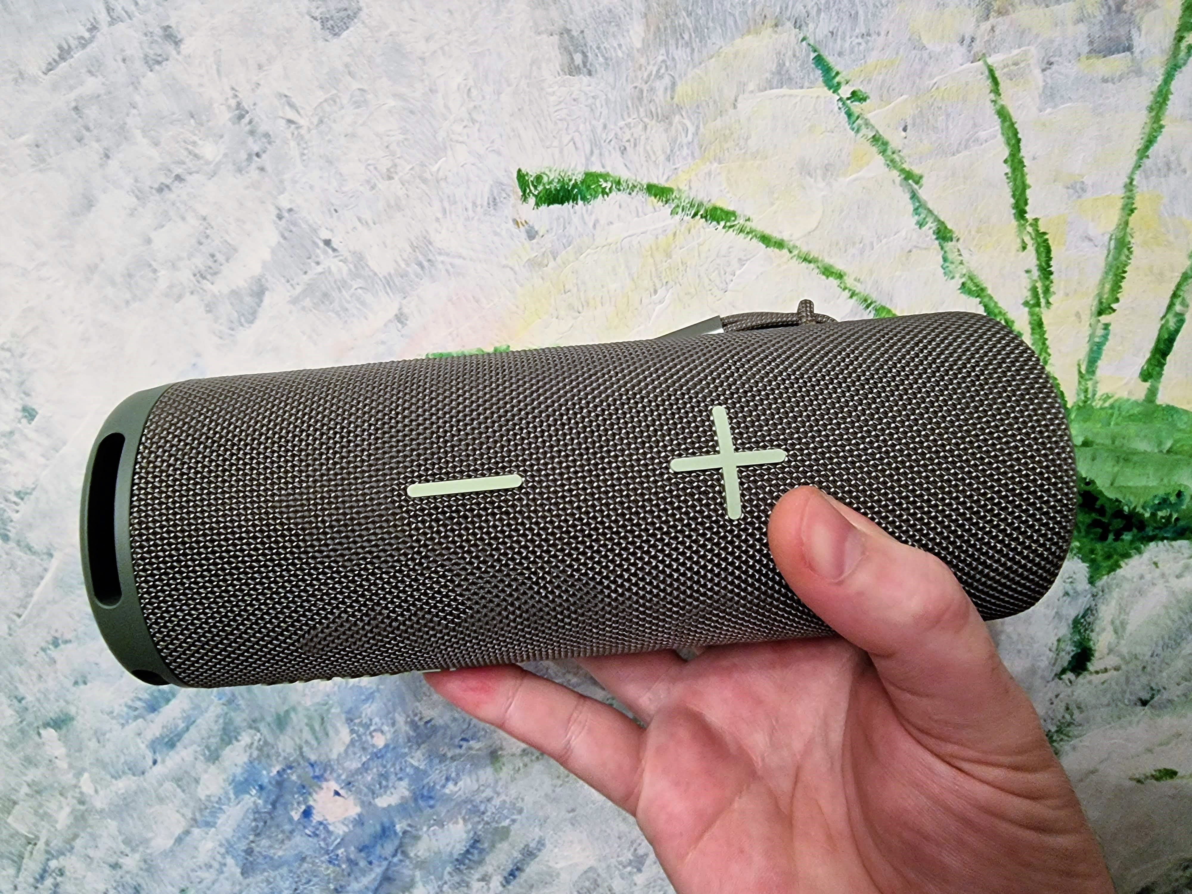 Spürbar feuert der Huawei Sound Joy fetten Bass aus dem Gehäuse und verzerrt auch nicht, wenn es in höhere Lautstärken geht.