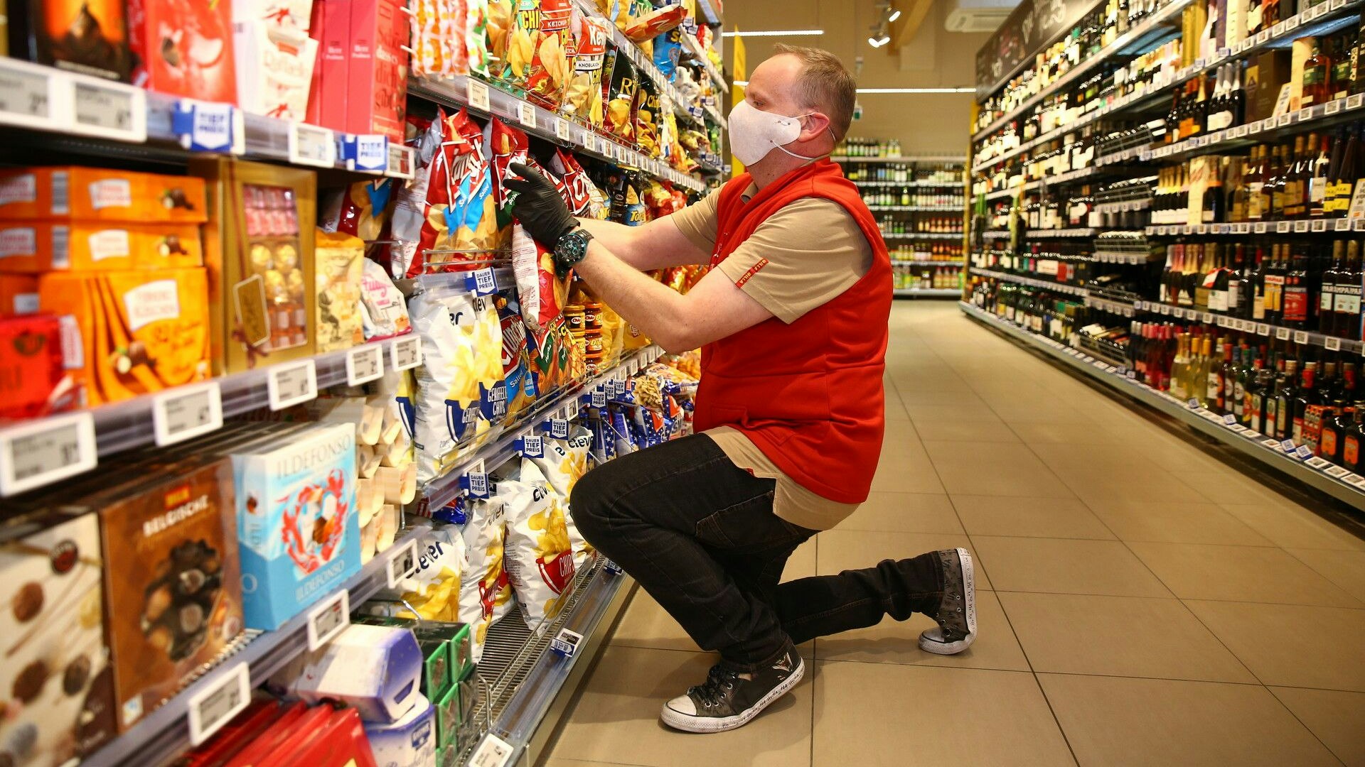 Trotz Ende der Maskenpflicht im Handel müssen Mitarbeiter in Supermärkten trotzdem weiter Masken tragen.